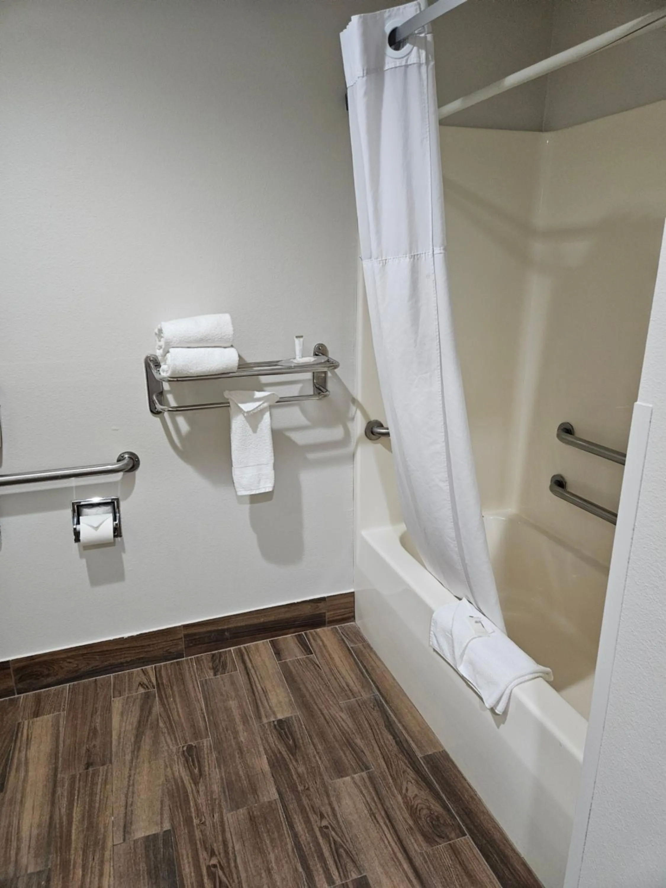 Shower in Quality Inn Beaver I-15