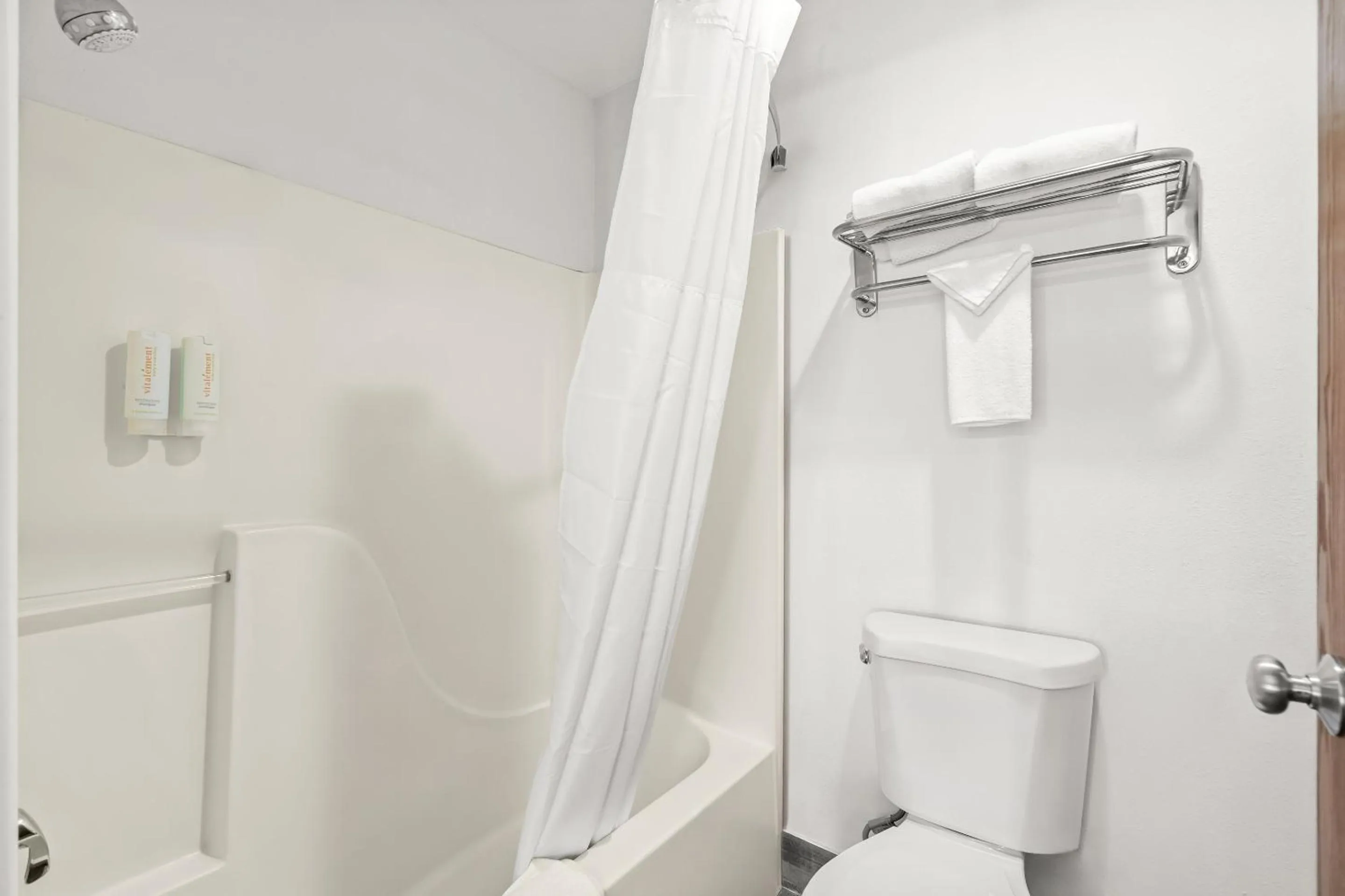 Shower in Quality Inn Beaver I-15