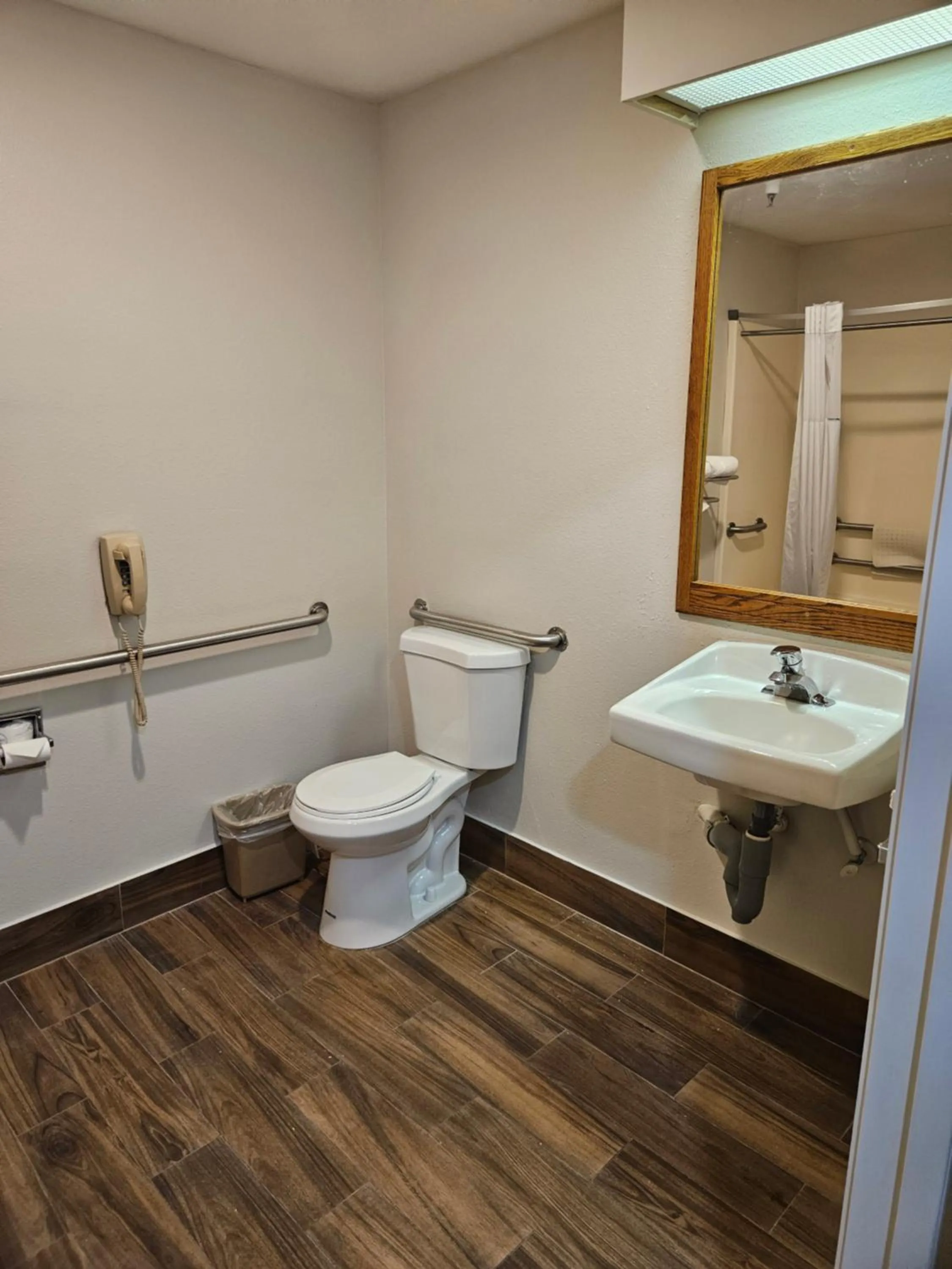 Toilet in Quality Inn Beaver I-15