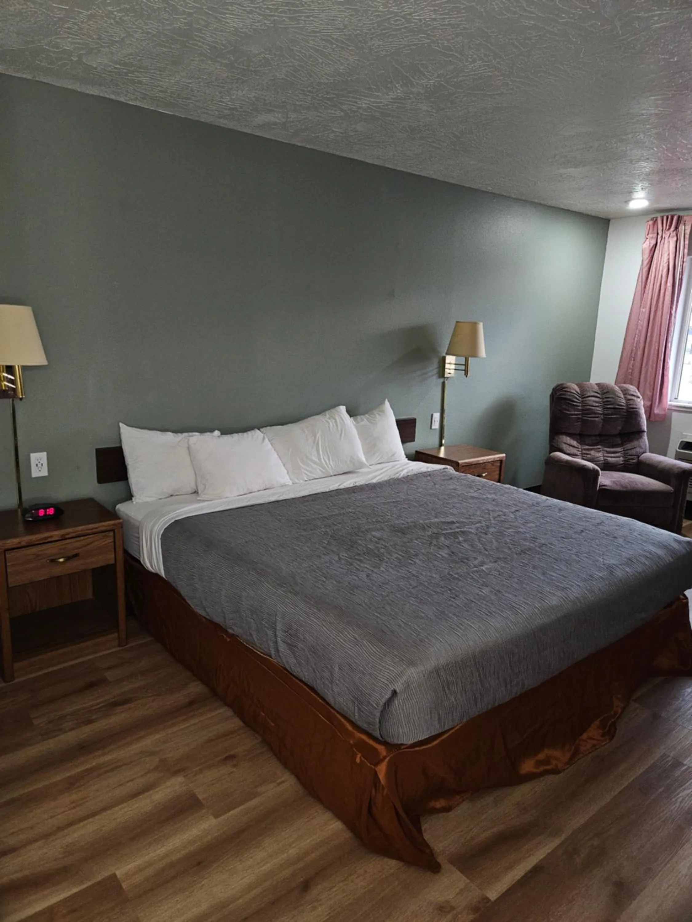 Bedroom, Bed in Quality Inn Beaver I-15