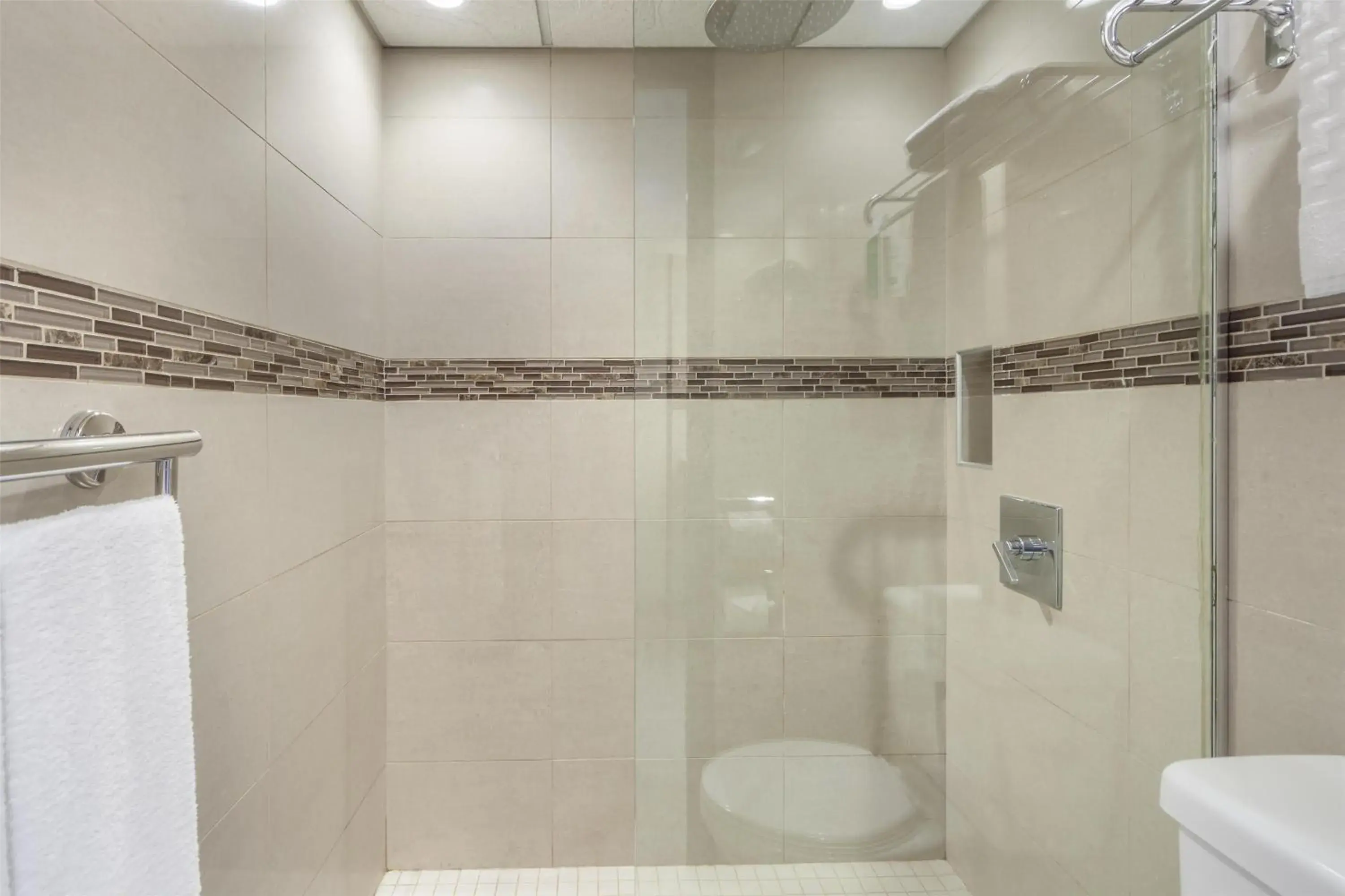 Bathroom in Best Western Wayside Inn Bathroom in Best Western Wayside Inn