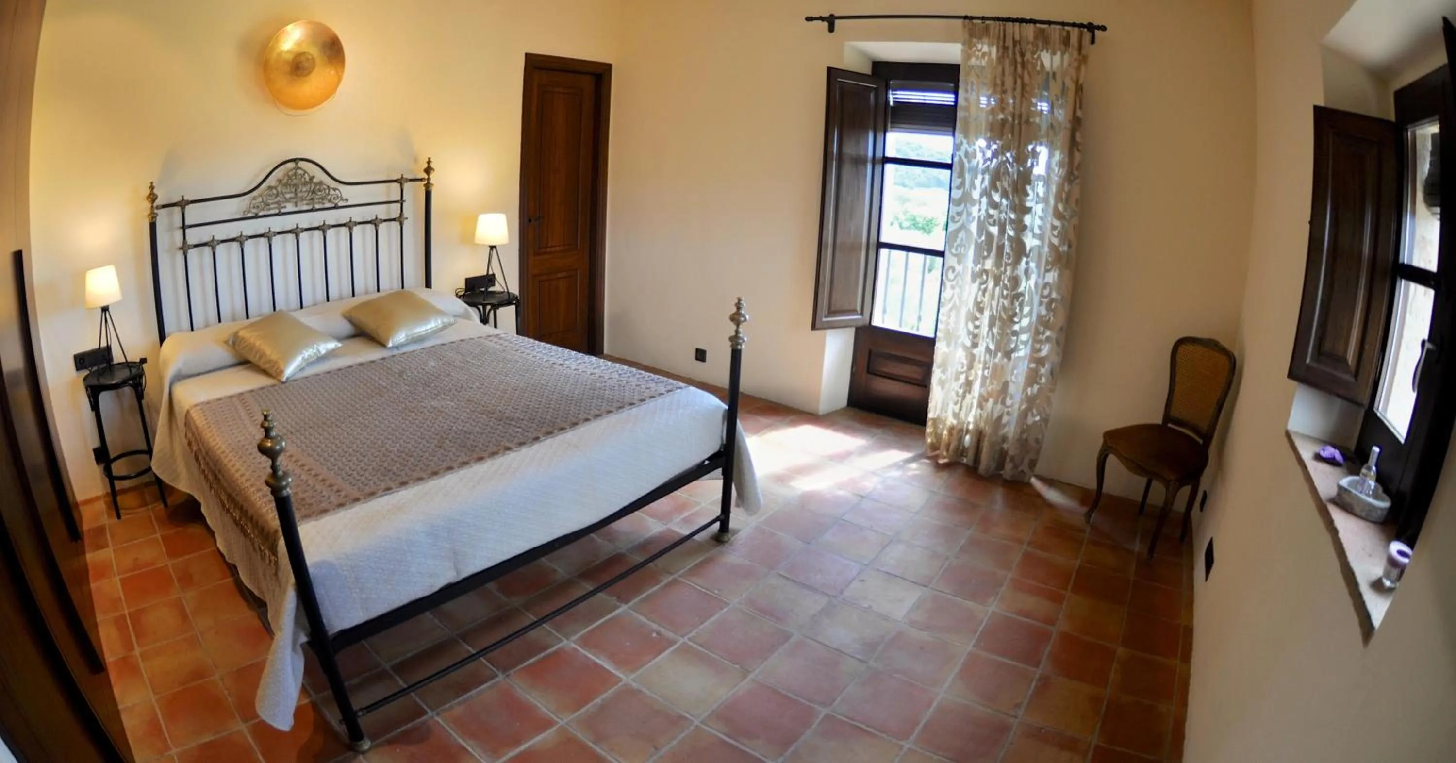 Photo of the whole room, Bed in Petit CostaBravaSi