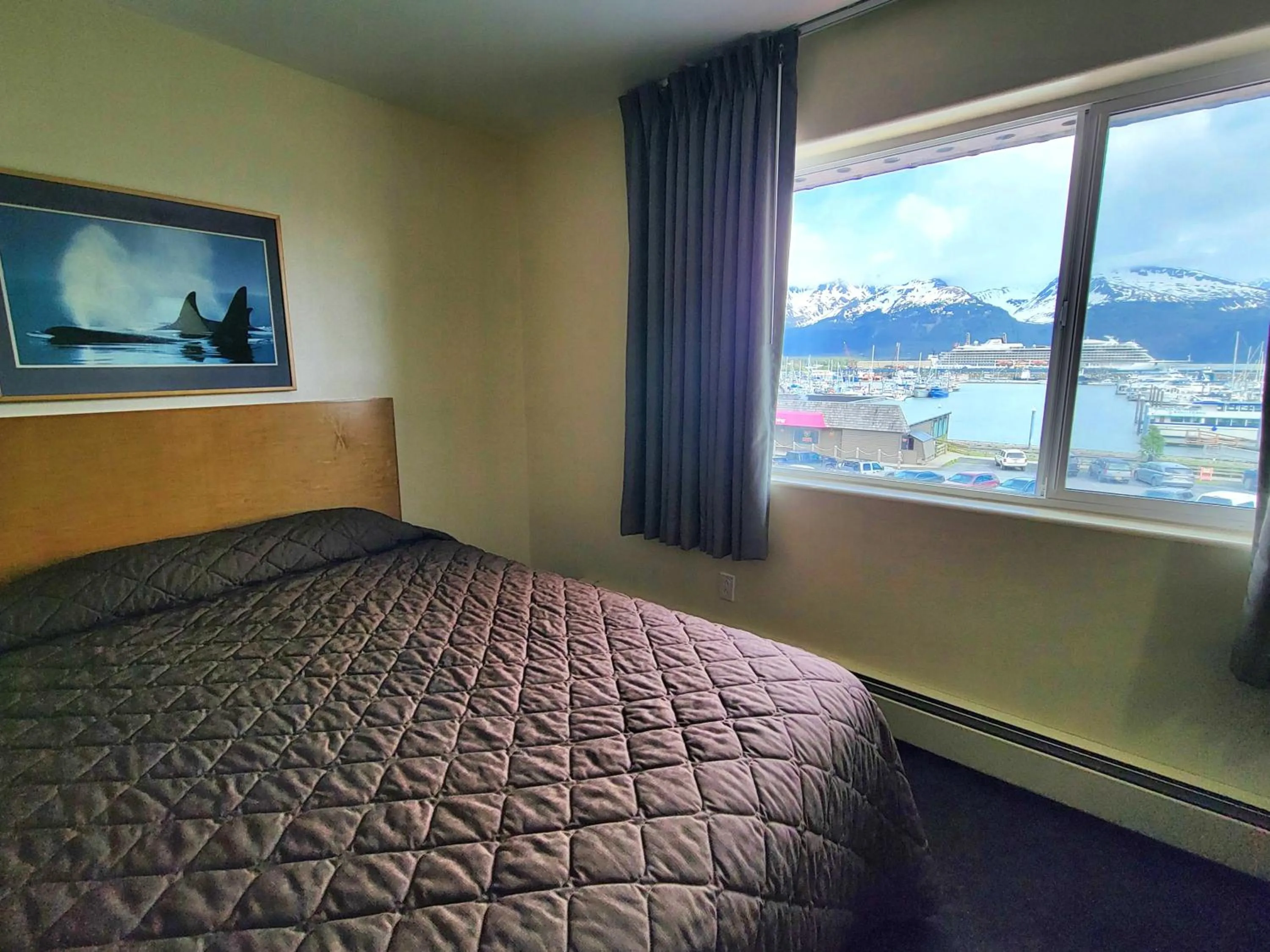 Bed in Breeze Inn Hotel & Motel