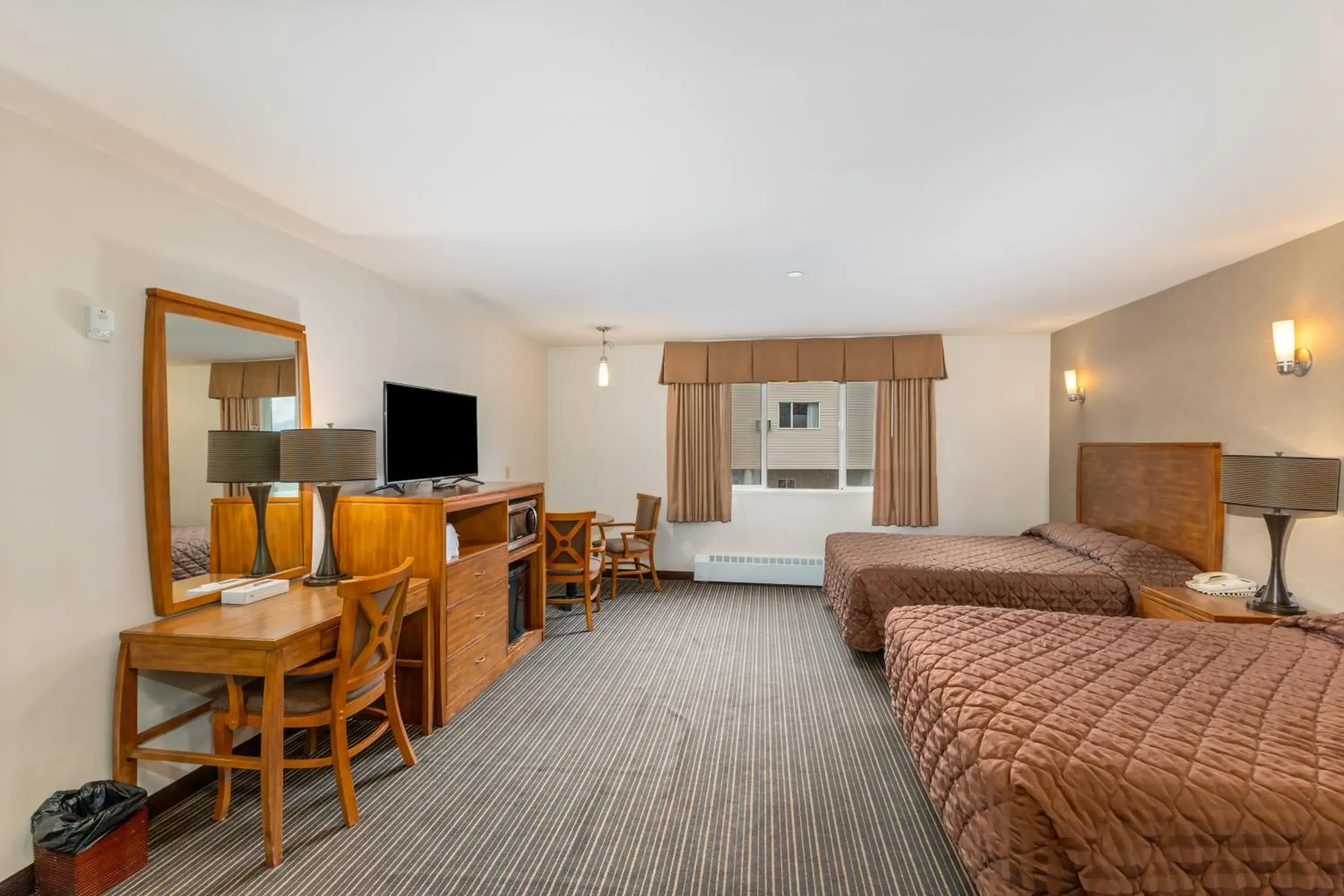 Deluxe Jacuzzi Two Queens in Breeze Inn Hotel & Motel Deluxe Jacuzzi Two Queens in Breeze Inn Hotel & Motel