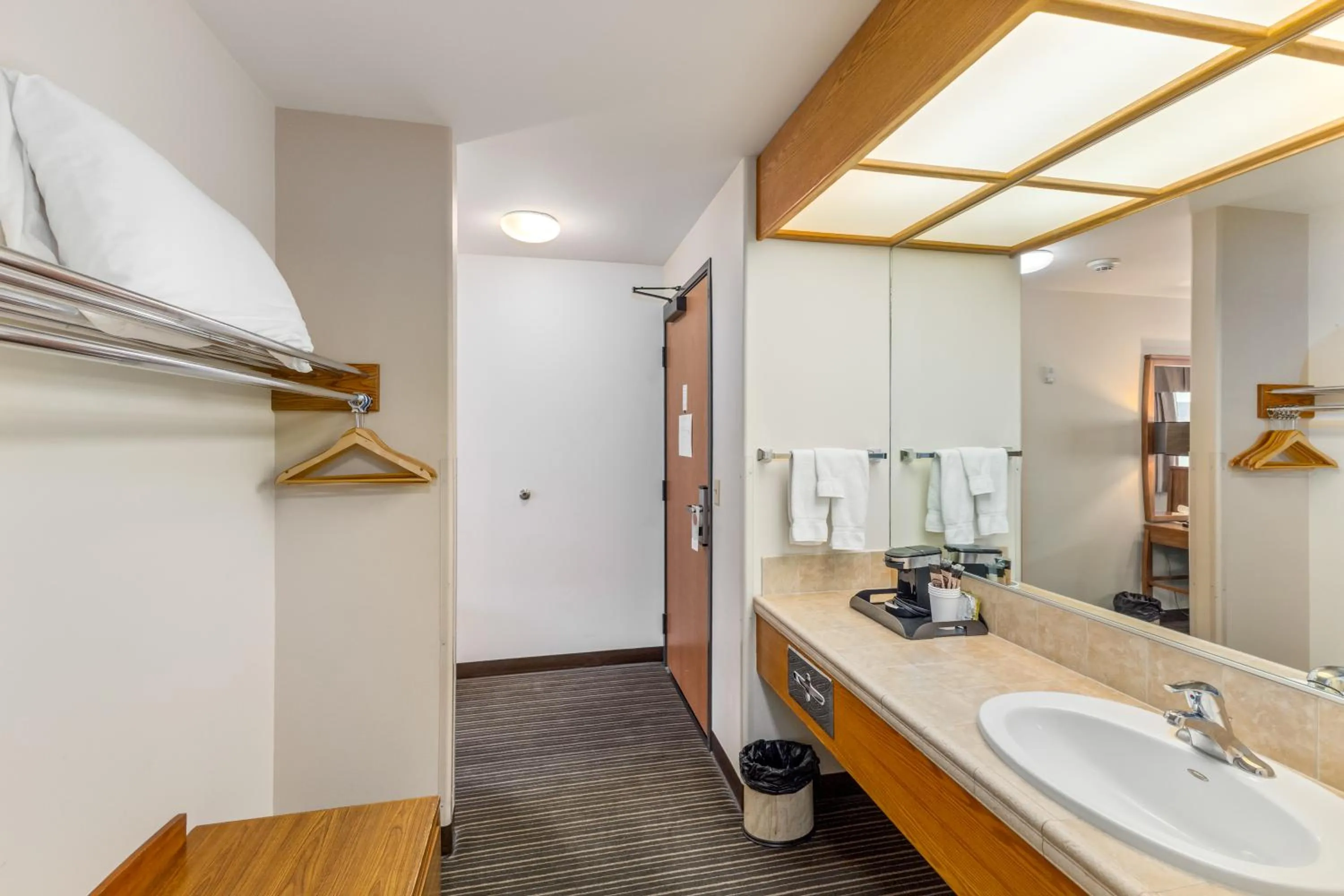 Breeze Inn Hotel & Motel