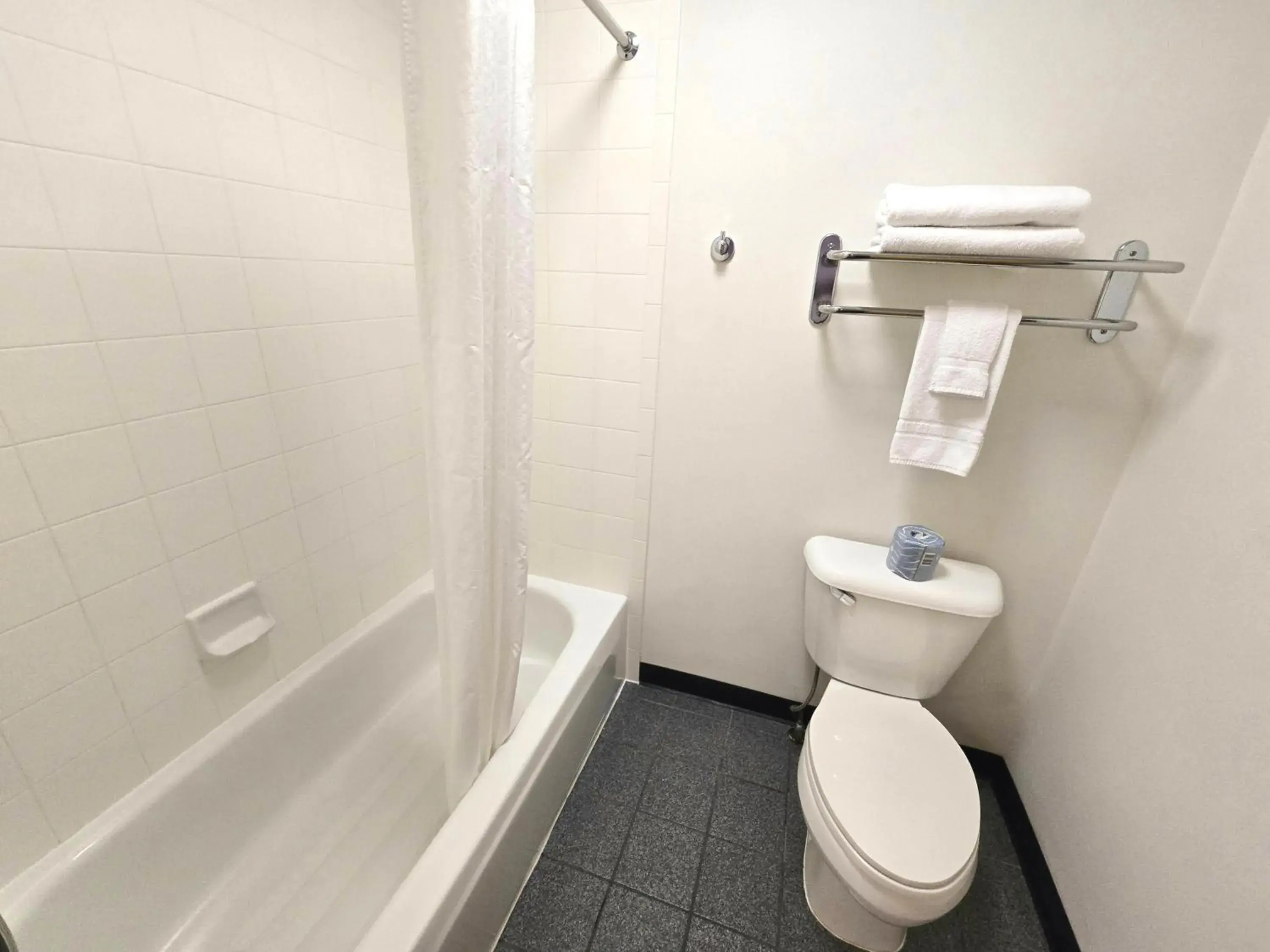 Bathroom in Breeze Inn Hotel & Motel Bathroom in Breeze Inn Hotel & Motel