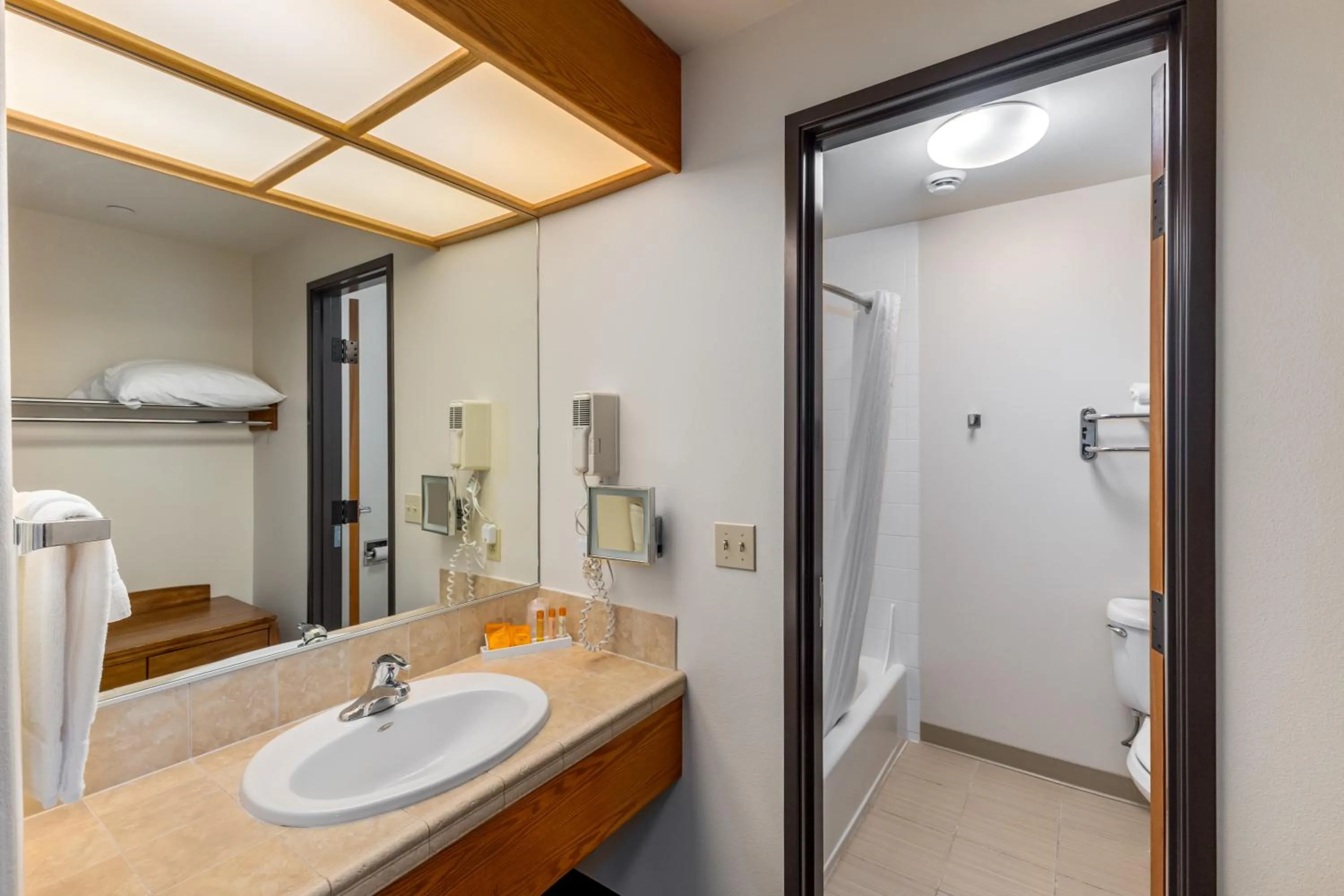 Breeze Inn Hotel & Motel