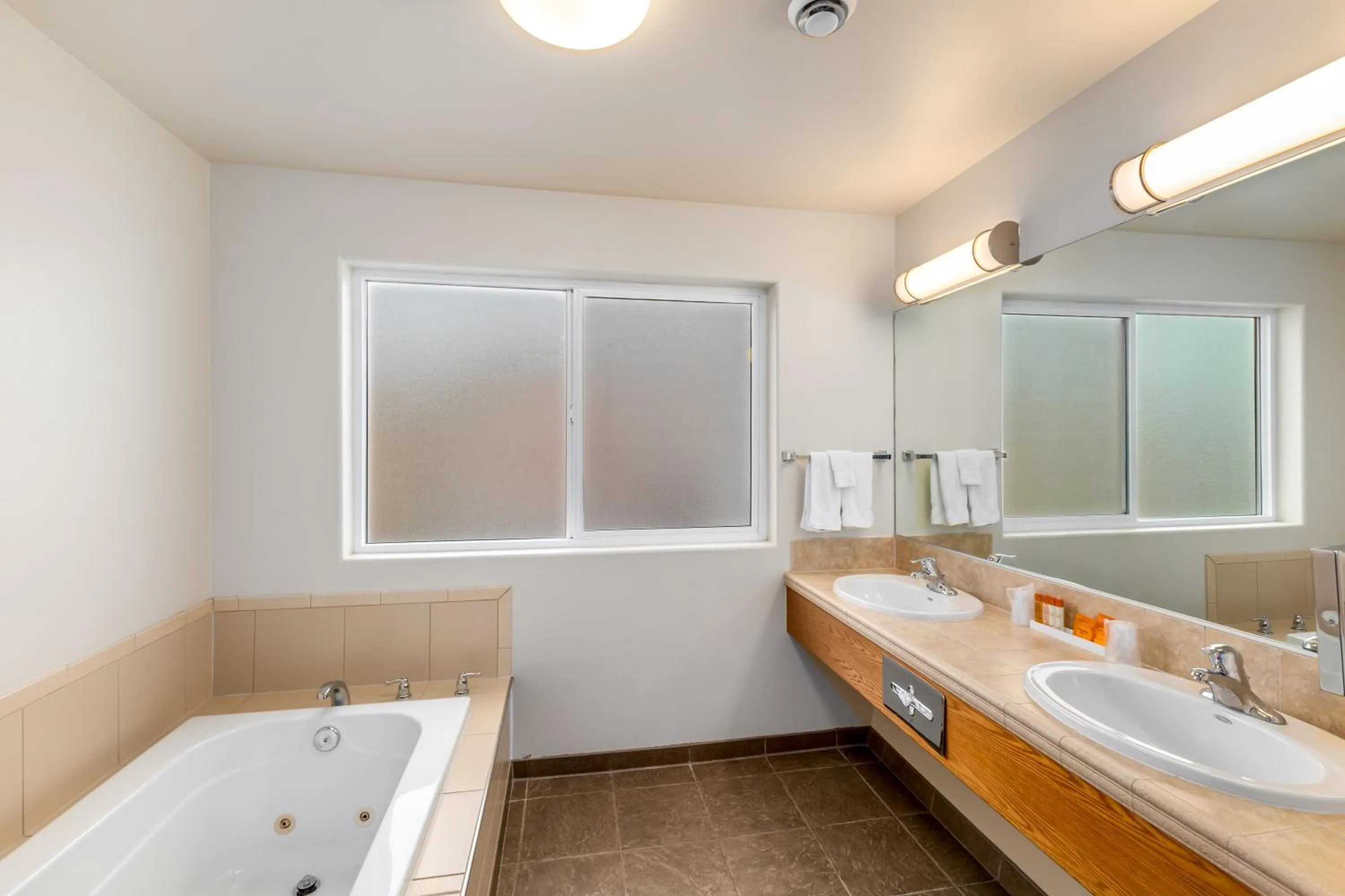 Breeze Inn Hotel & Motel