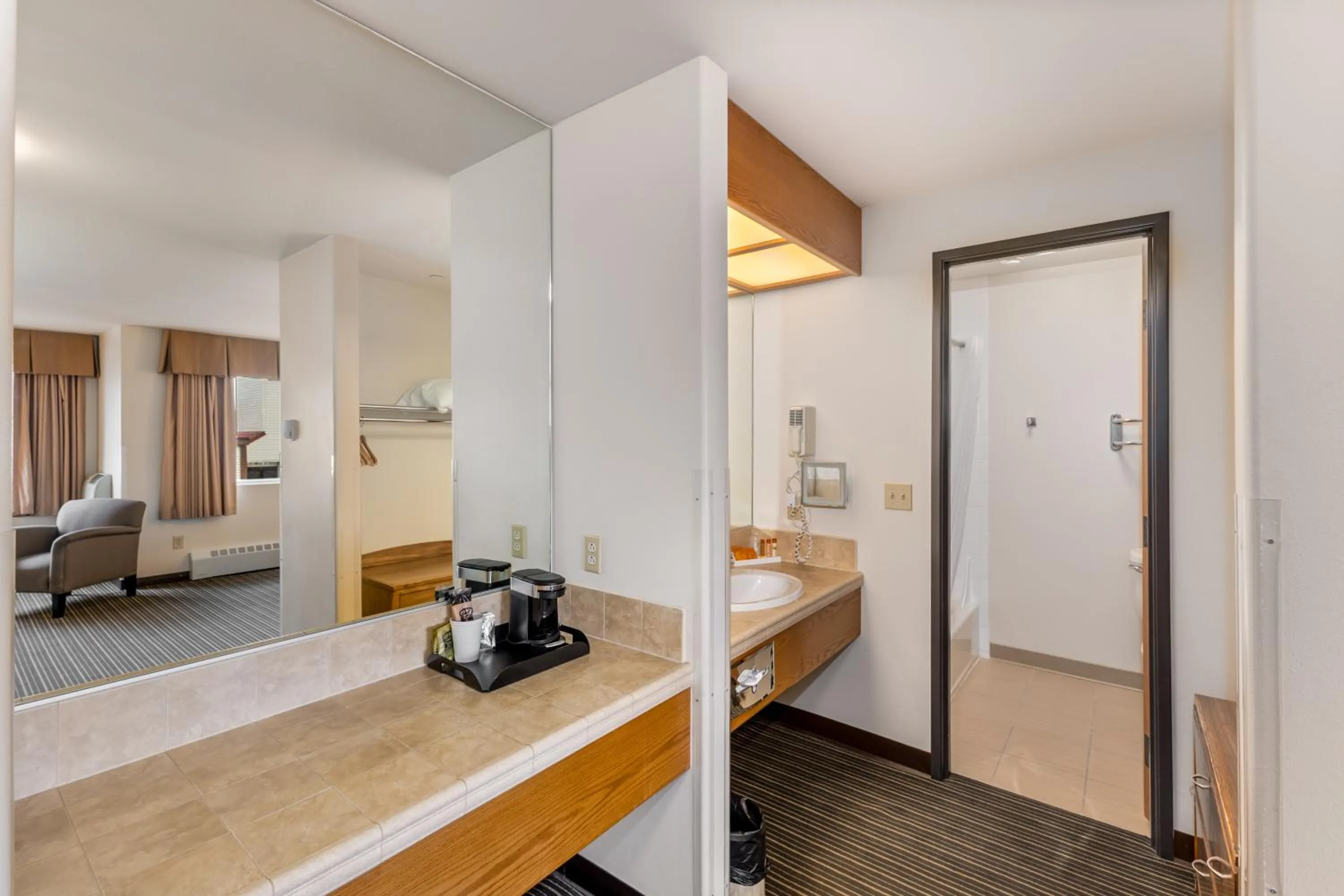 Bed in Breeze Inn Hotel & Motel