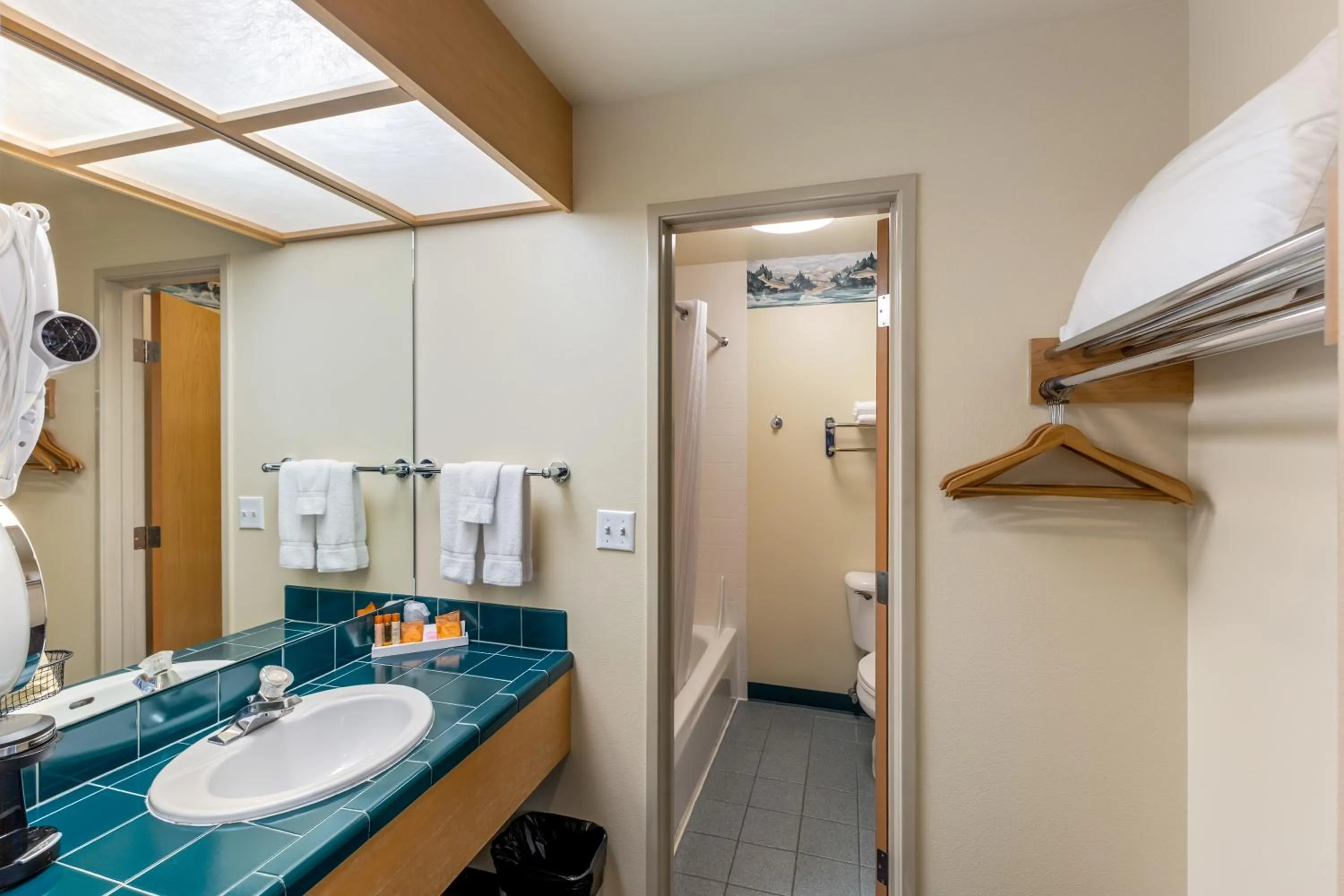 Breeze Inn Hotel & Motel