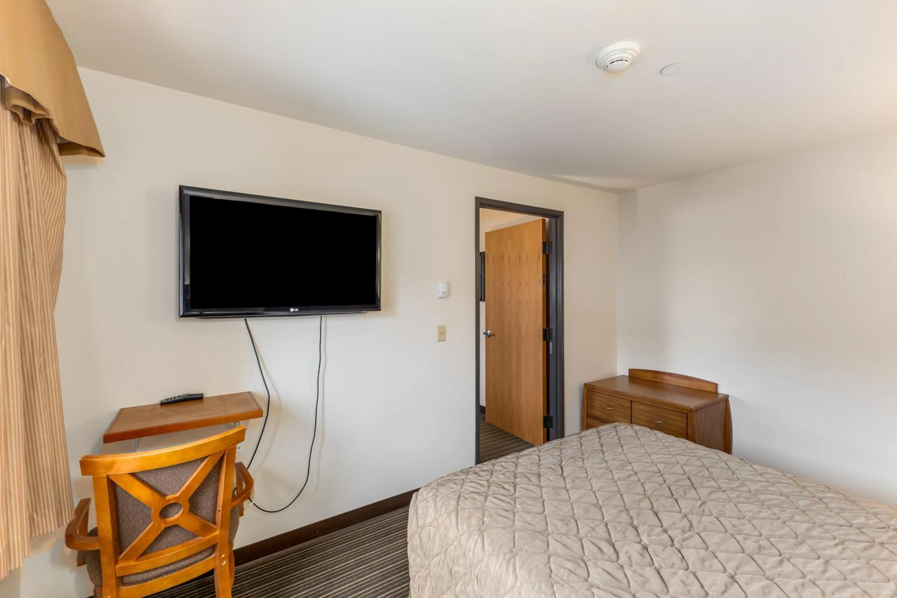 Bed in Breeze Inn Hotel & Motel