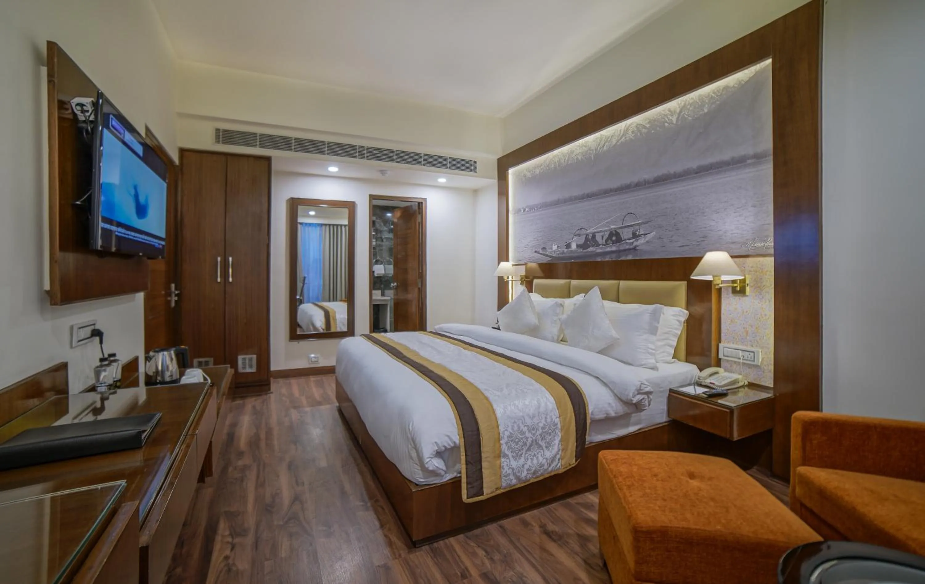 Bed in Regenta Central Srinagar, Rajbagh