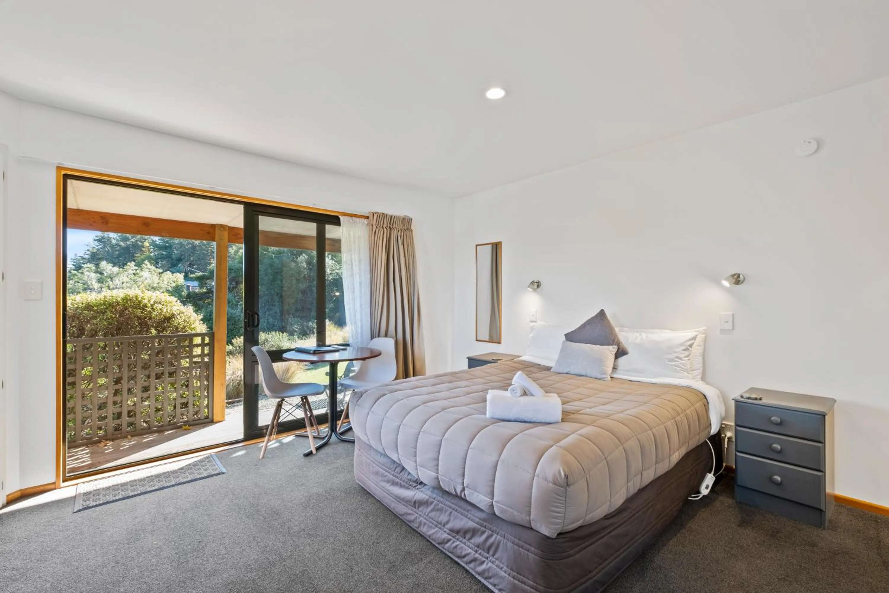 Bed in Alpine Garden Motel