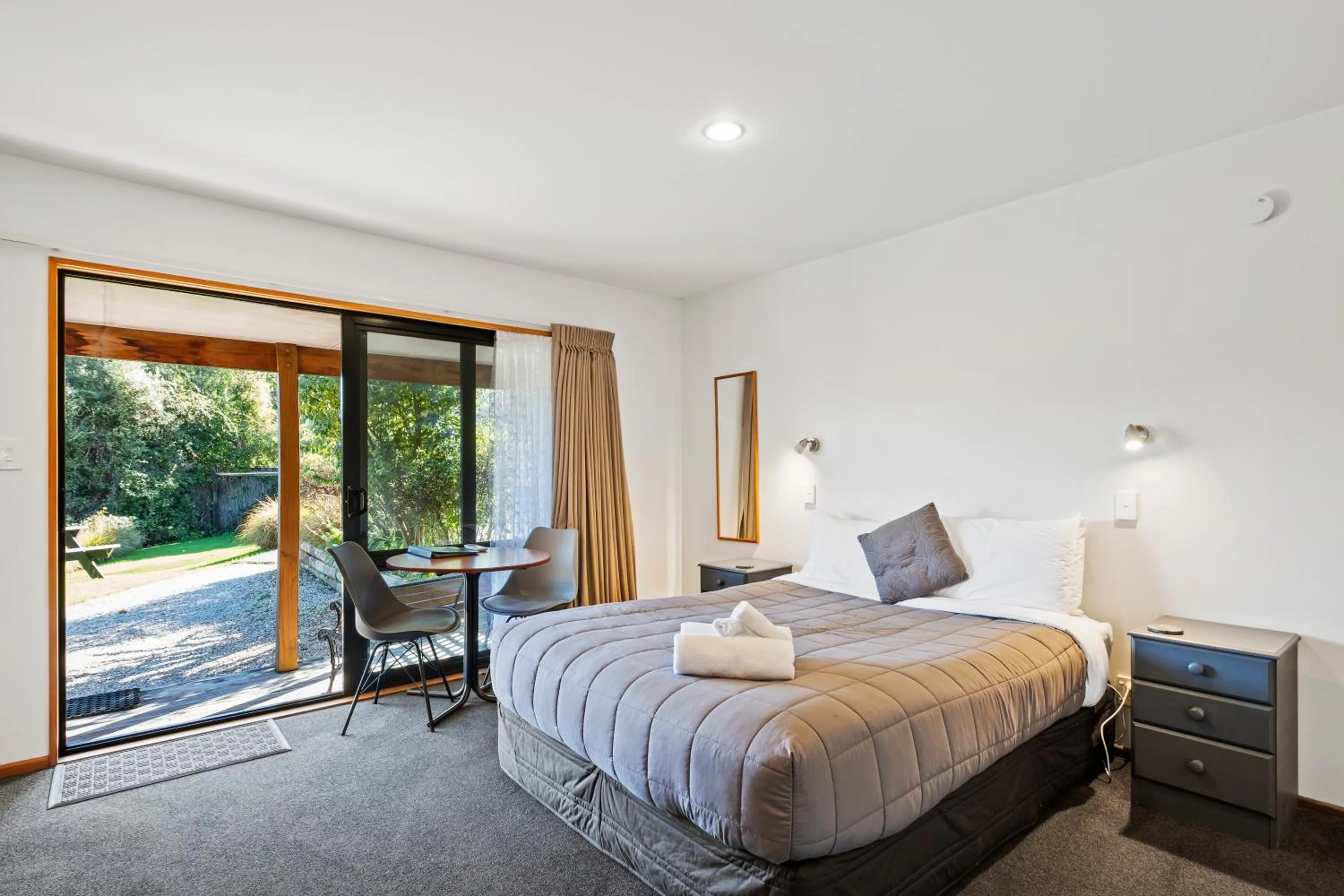 Bed in Alpine Garden Motel