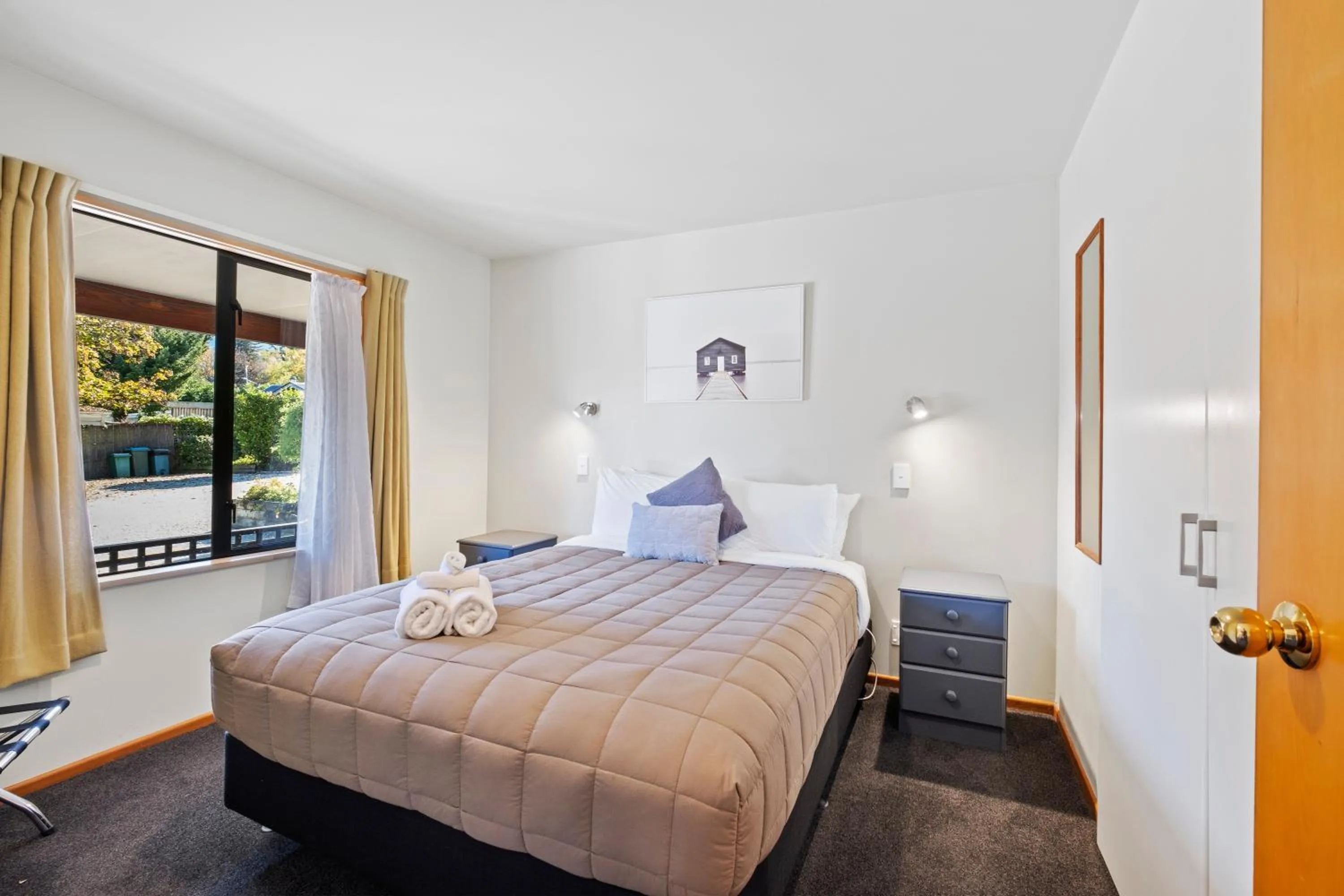 Bed in Alpine Garden Motel