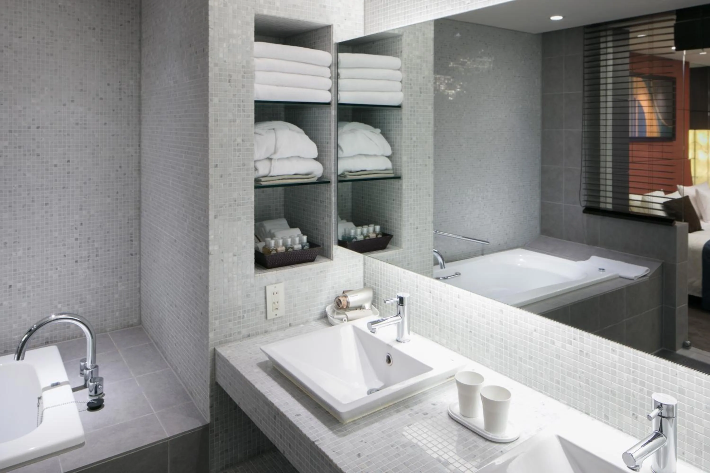 Bathroom, Bed in Kokusai 21 International Hotel