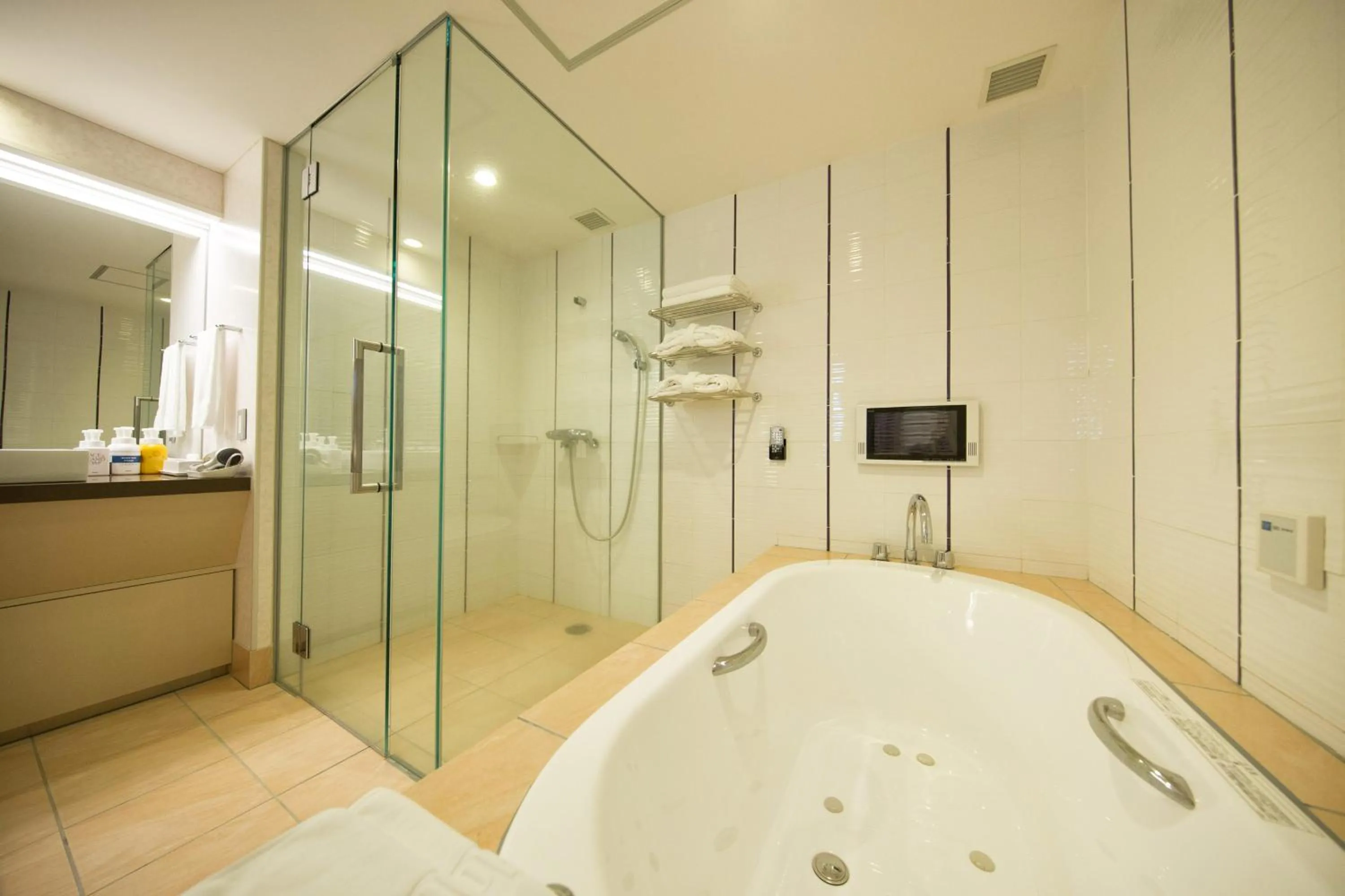 Bathroom in Kokusai 21 International Hotel