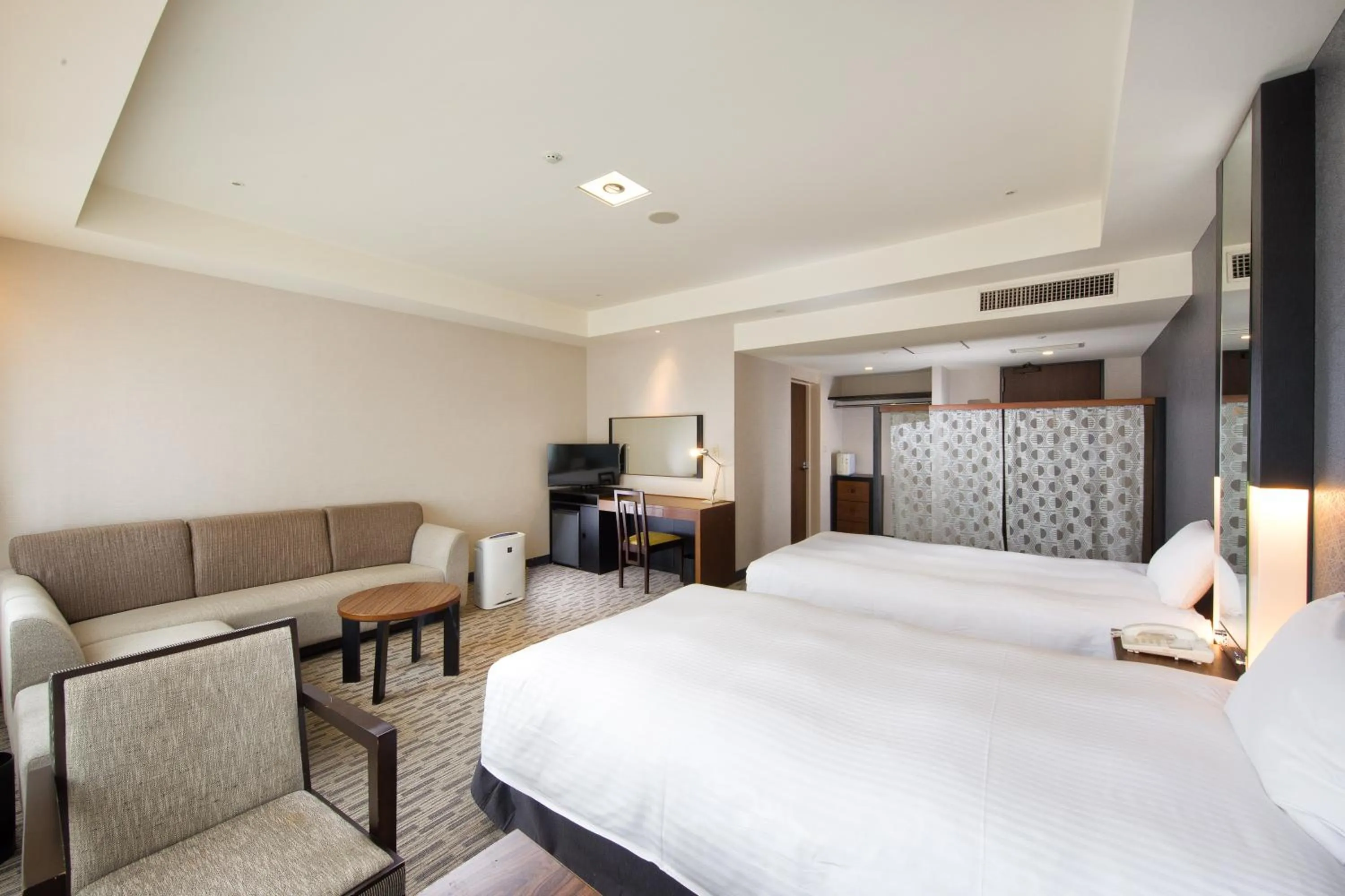 Communal lounge/ TV room, Bed in Kokusai 21 International Hotel