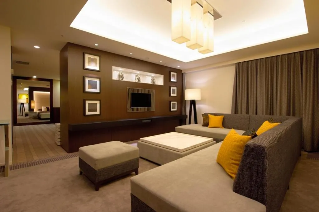 Communal lounge/ TV room, Bed in Kokusai 21 International Hotel