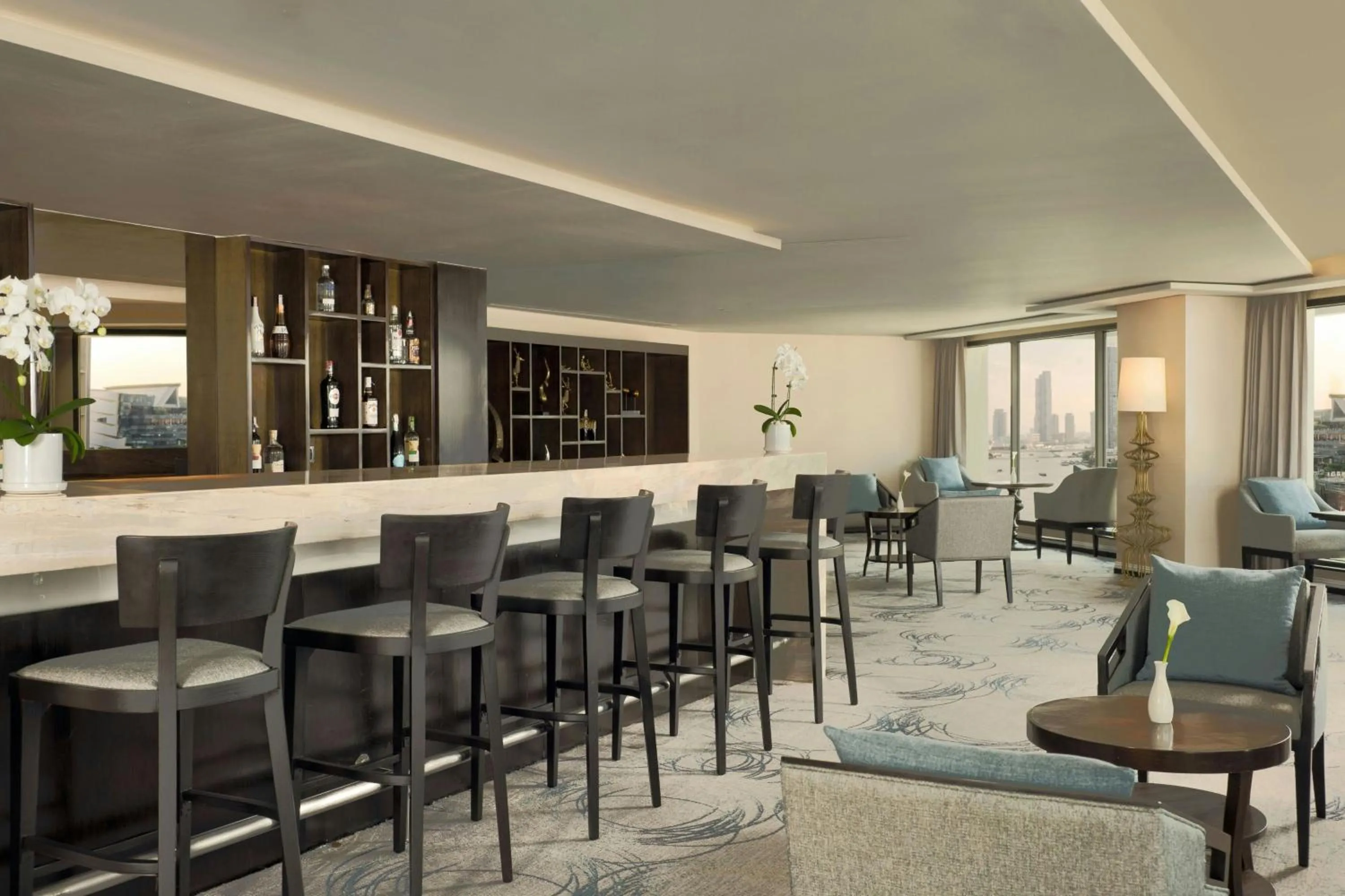Lounge or bar in Royal Orchid Sheraton Riverside Hotel Bangkok