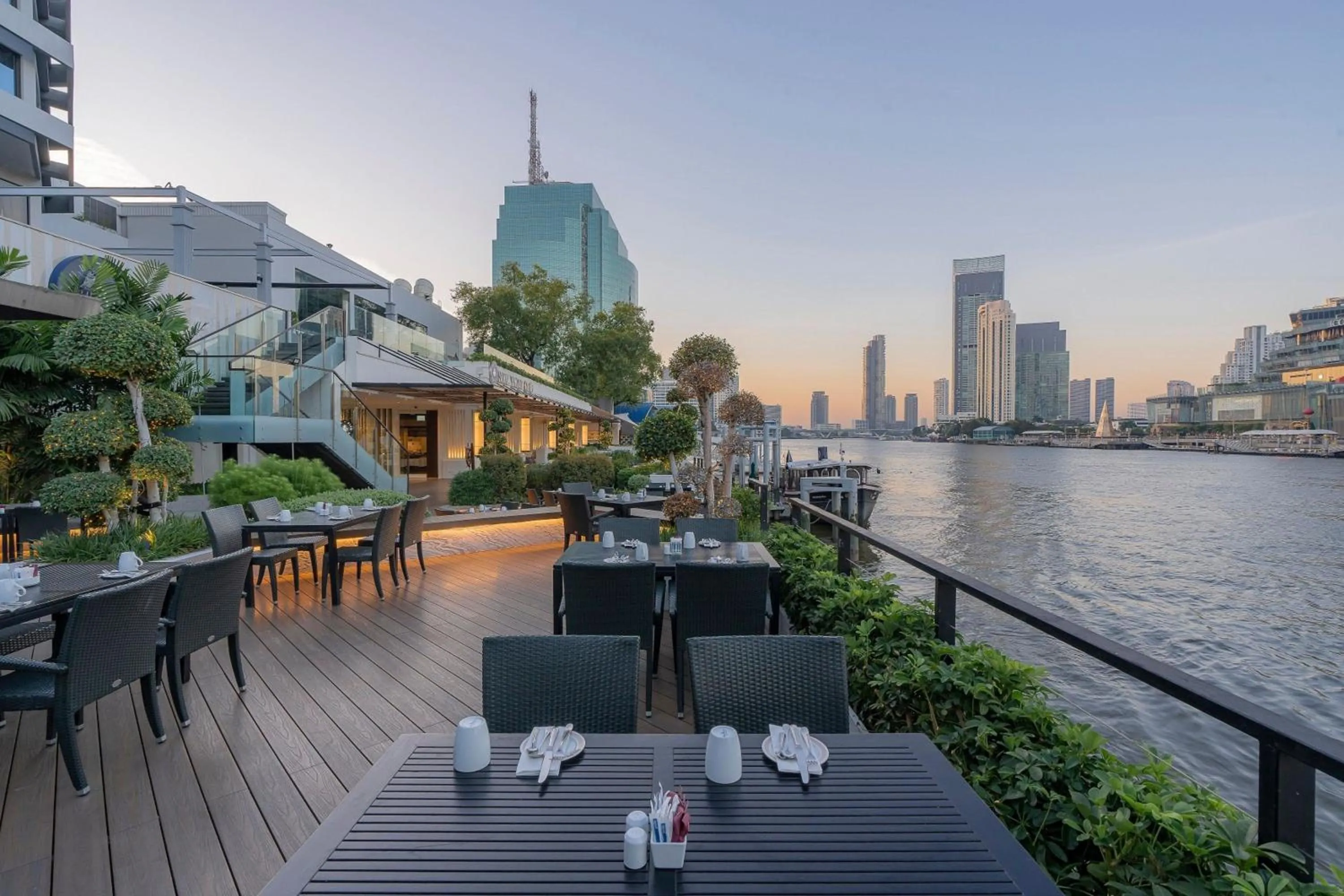 Restaurant/places to eat in Royal Orchid Sheraton Riverside Hotel Bangkok