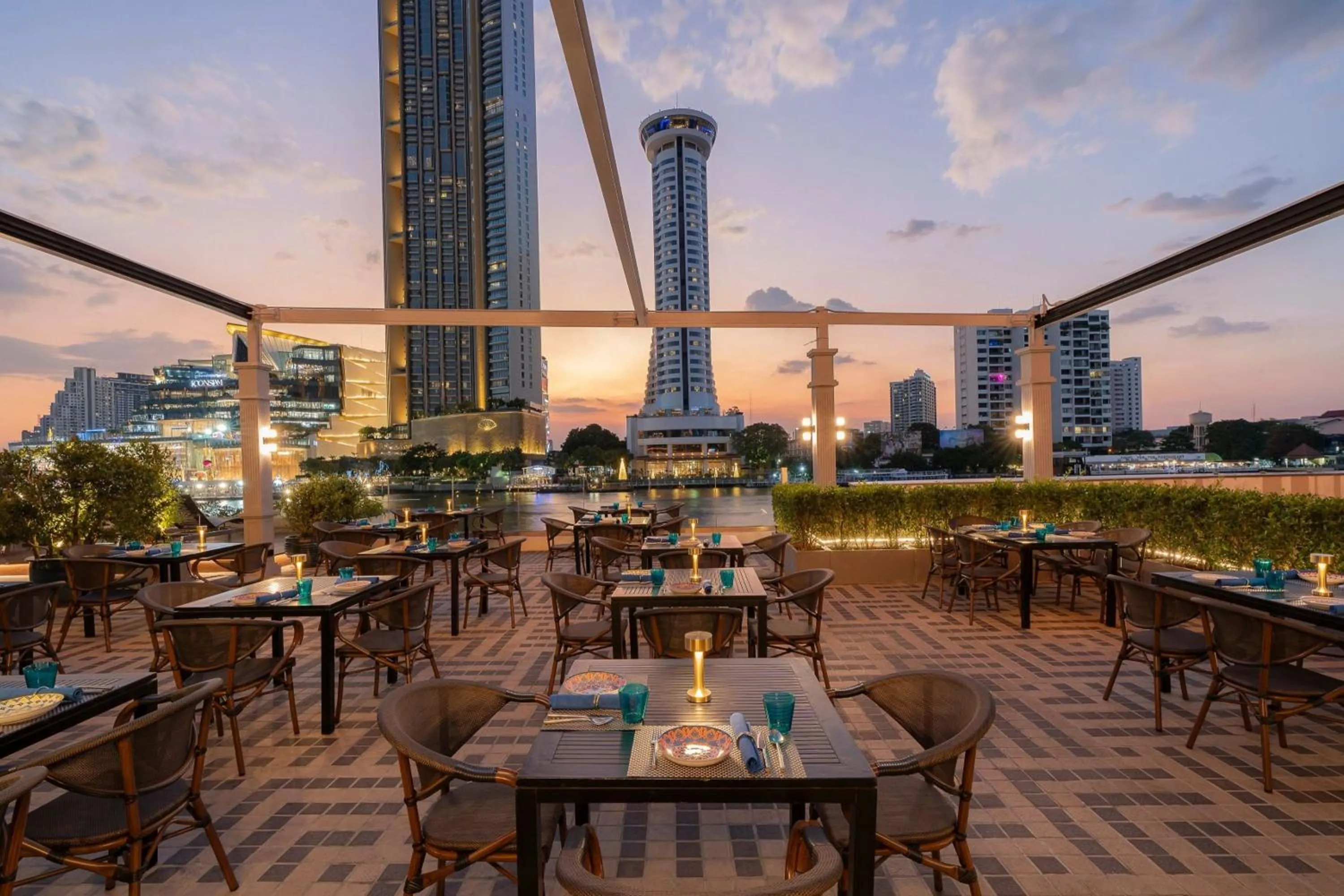 Restaurant/places to eat in Royal Orchid Sheraton Riverside Hotel Bangkok