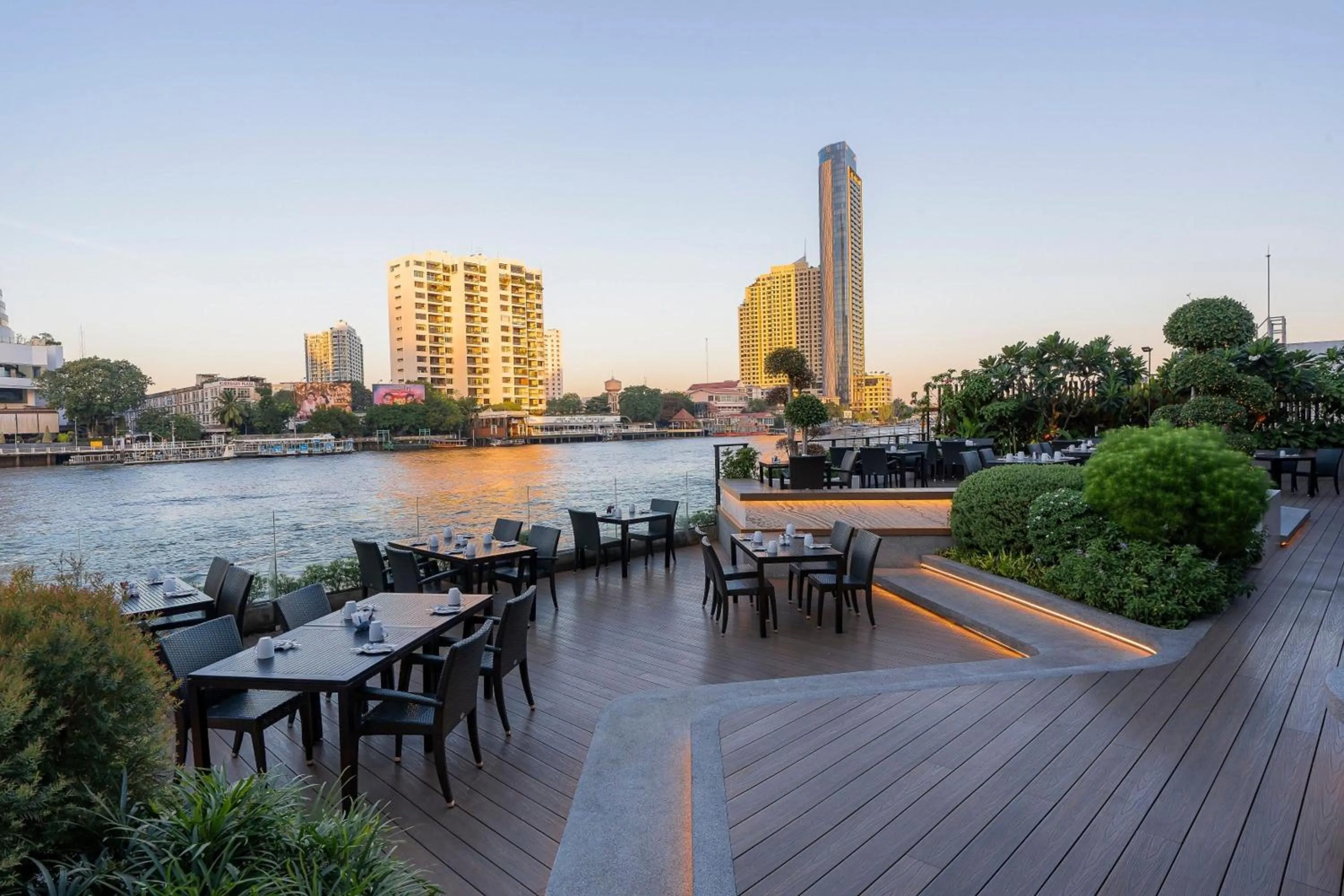 Restaurant/places to eat in Royal Orchid Sheraton Riverside Hotel Bangkok