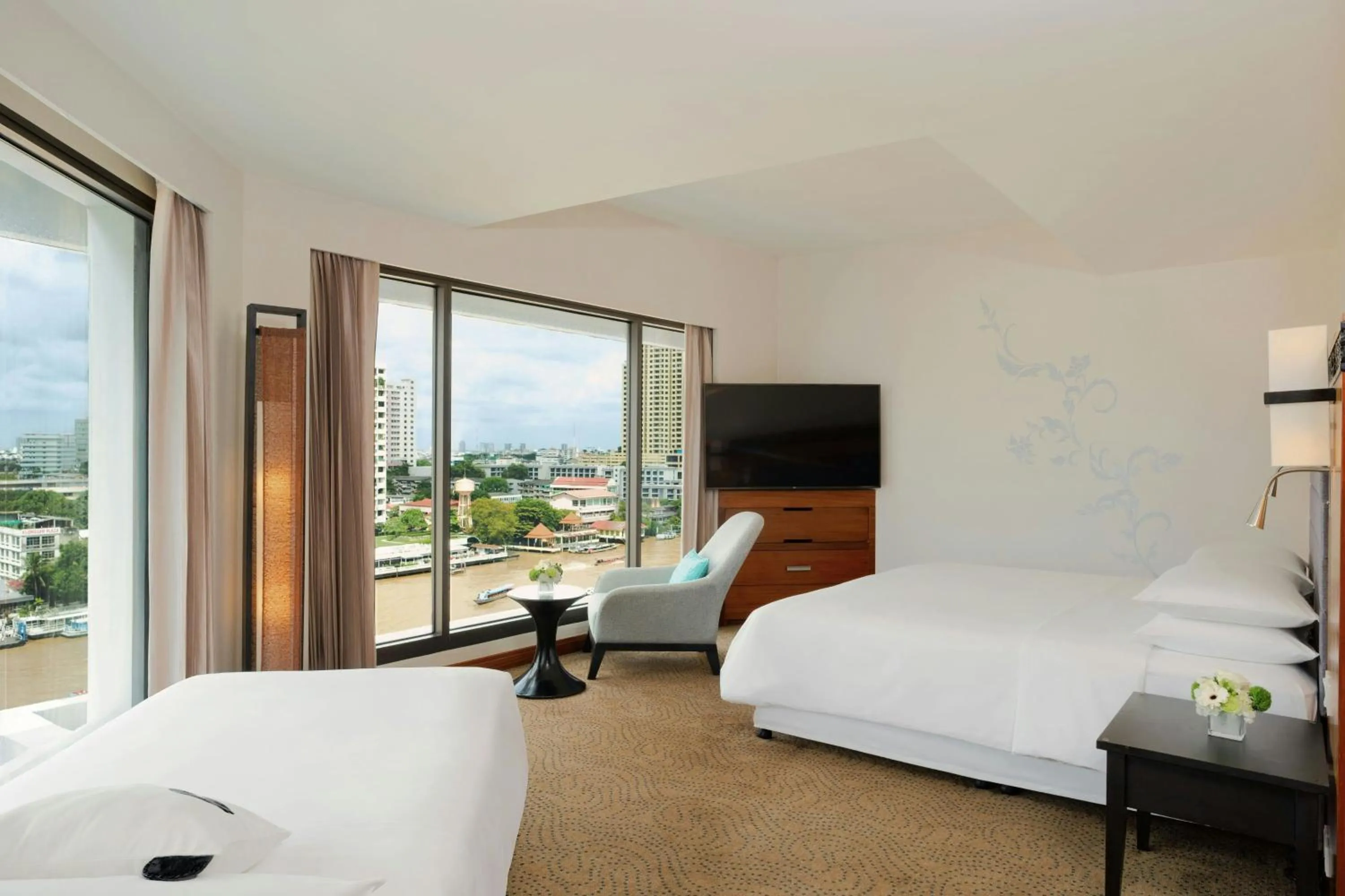 Bedroom, Bed in Royal Orchid Sheraton Riverside Hotel Bangkok