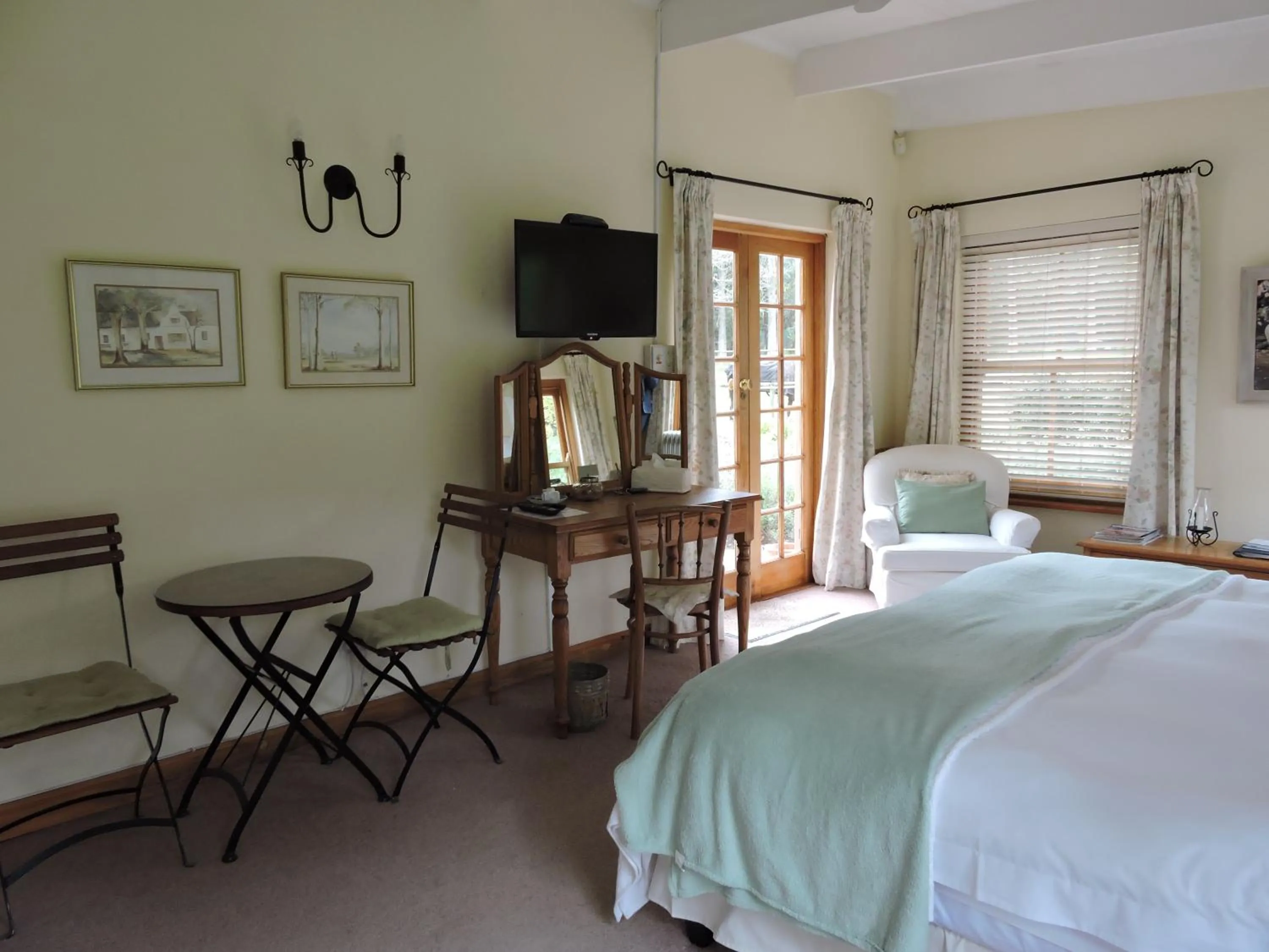 Photo of the whole room, Bed in Languedoc