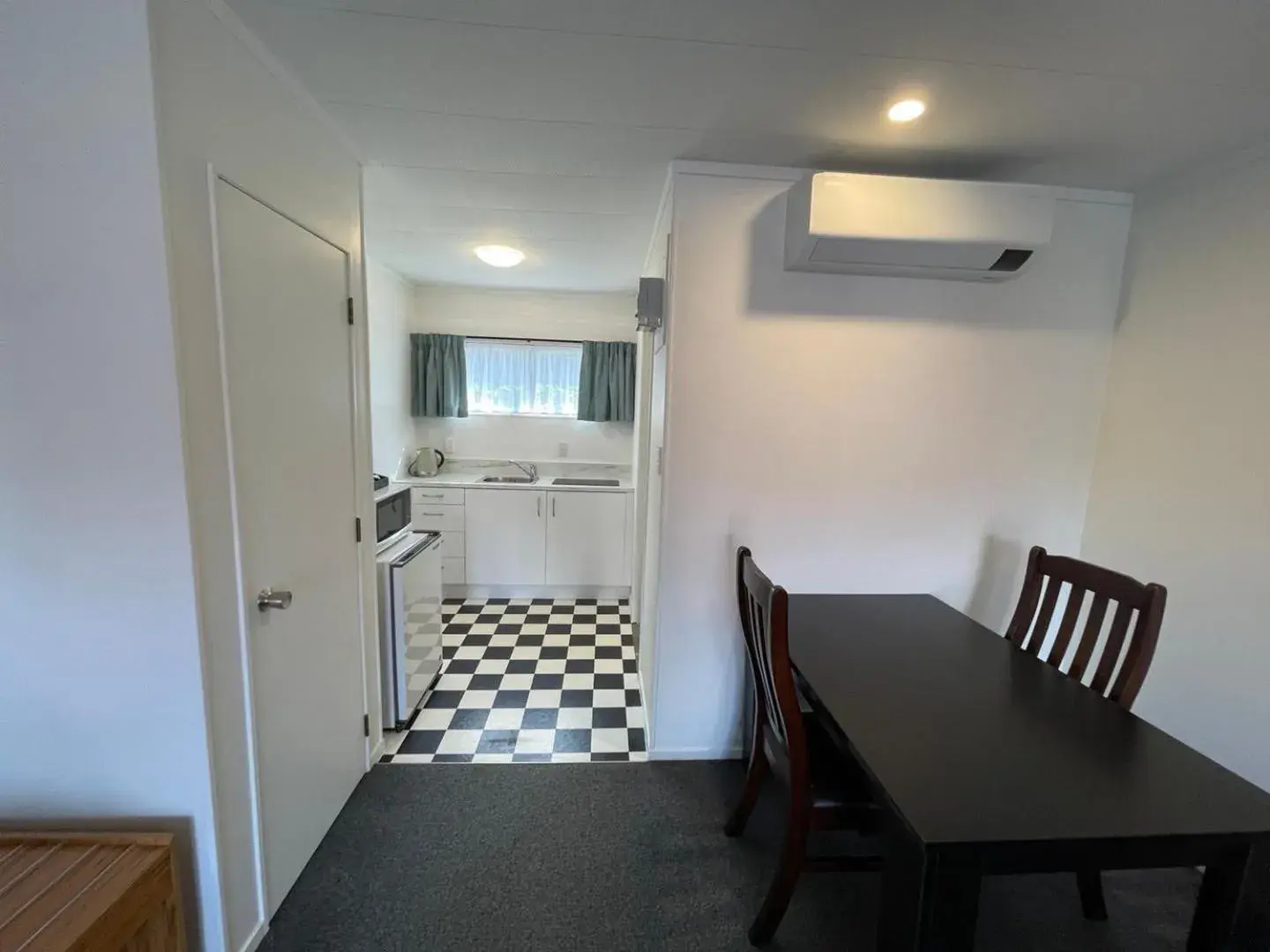 Deluxe King Studio in Cherry Court Motor Lodge Deluxe King Studio in Cherry Court Motor Lodge