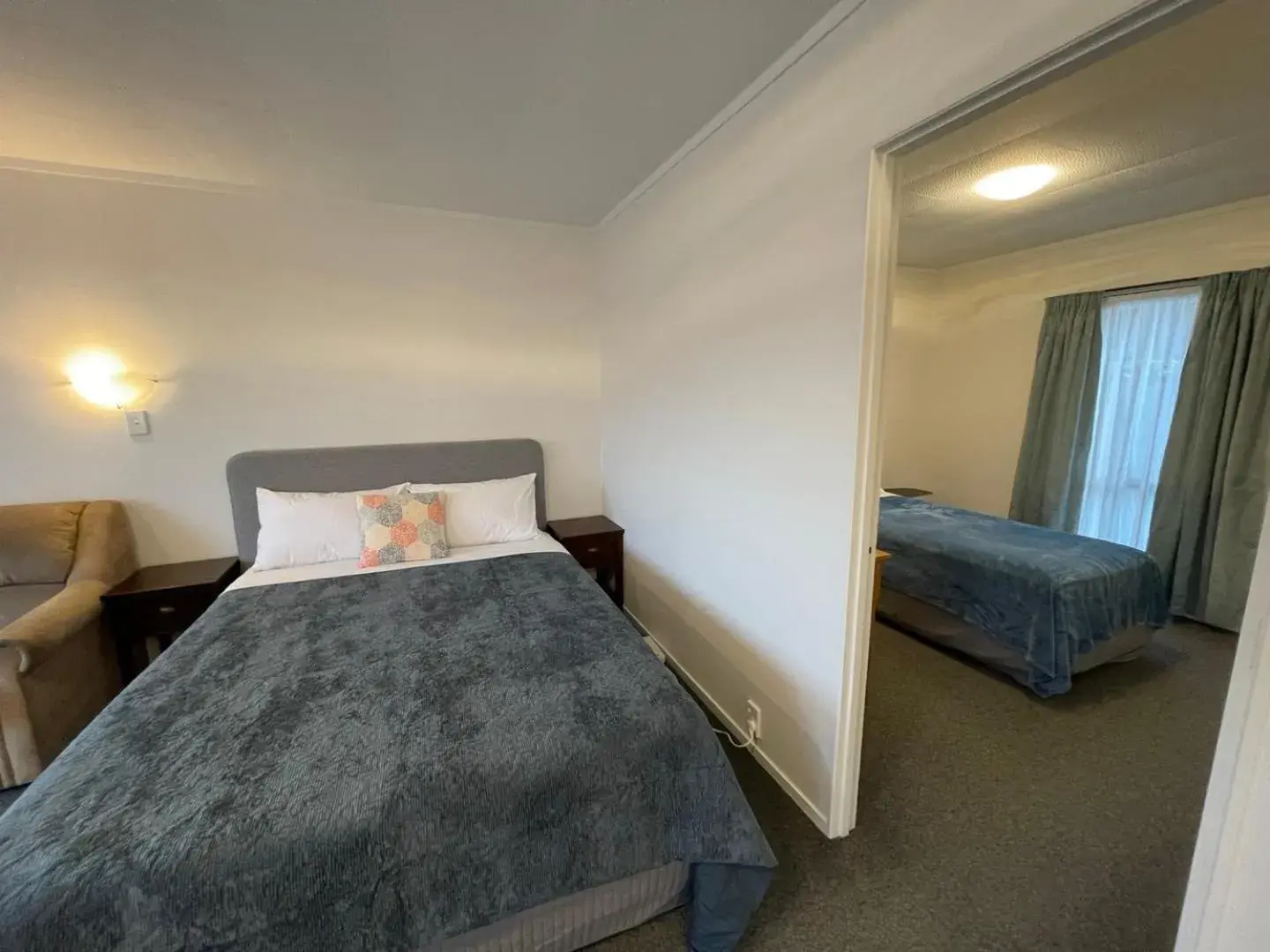 One-Bedroom Deluxe Apartment in Cherry Court Motor Lodge One-Bedroom Deluxe Apartment in Cherry Court Motor Lodge