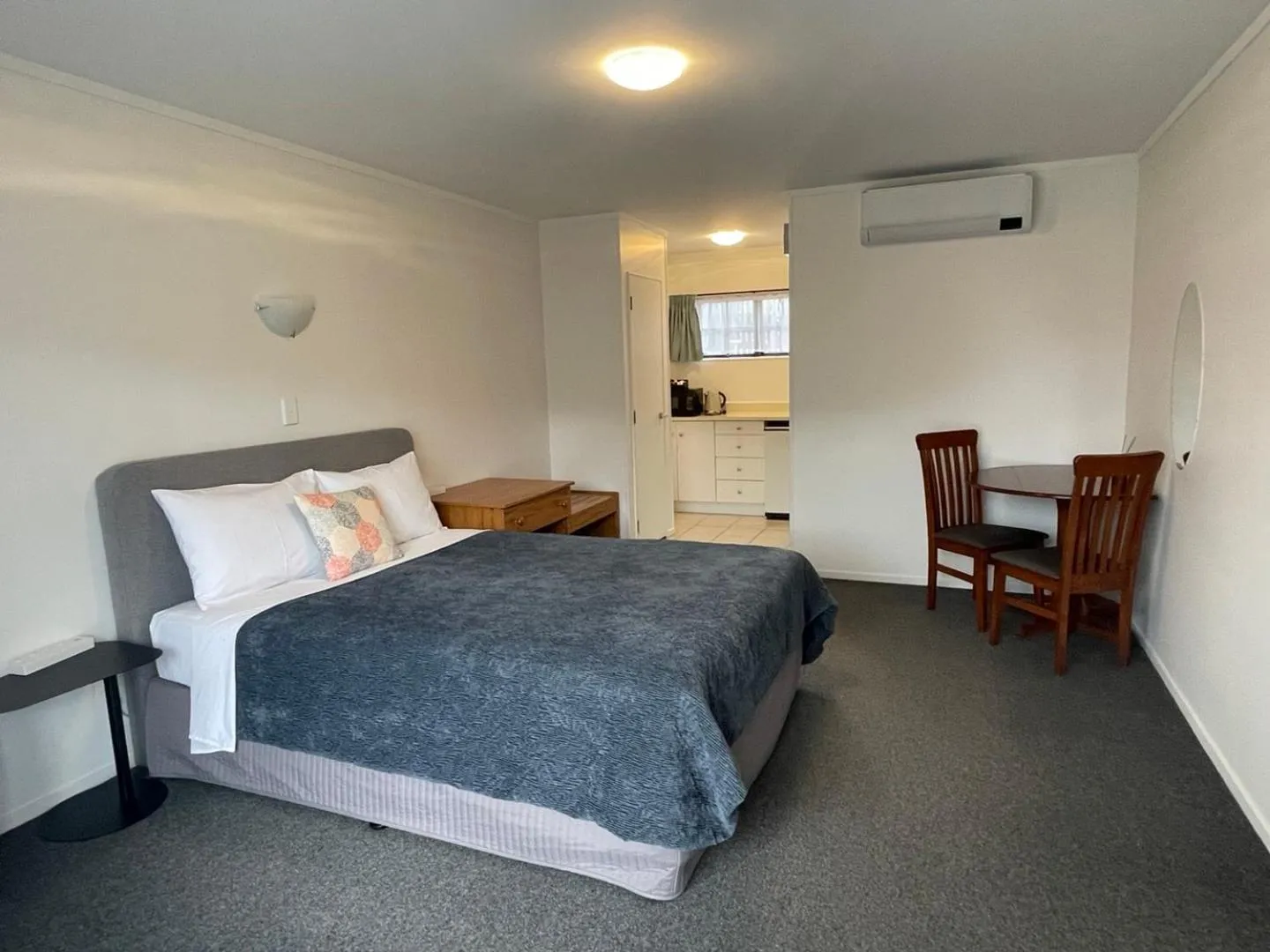 Bed in Cherry Court Motor Lodge