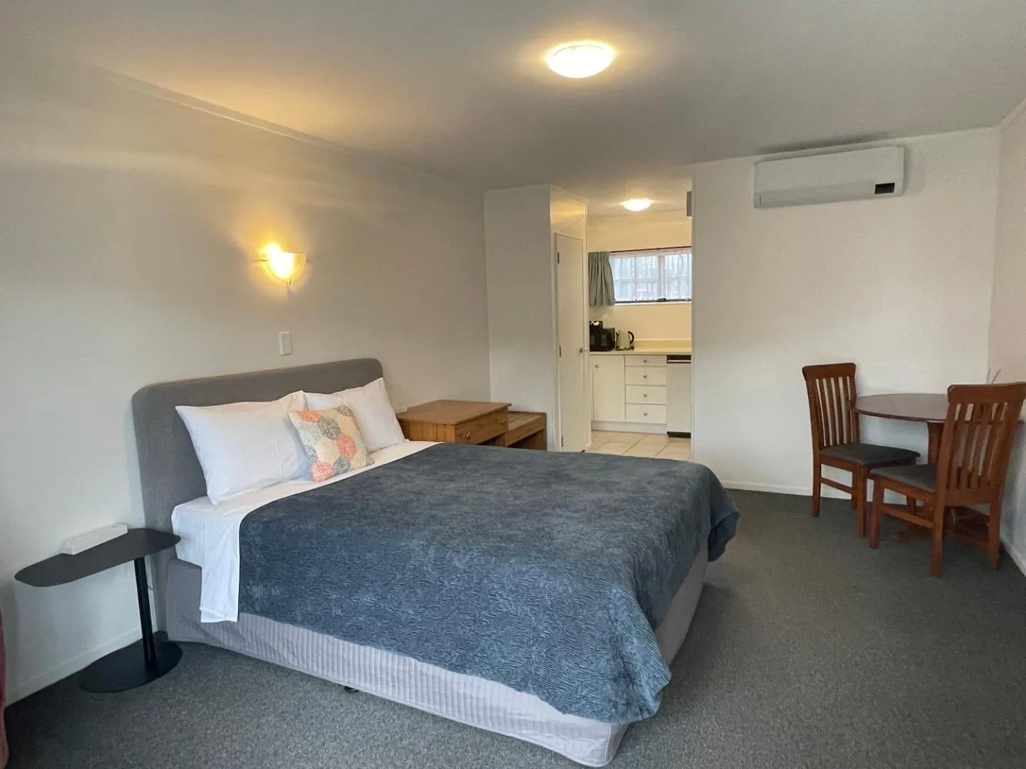 Bed in Cherry Court Motor Lodge