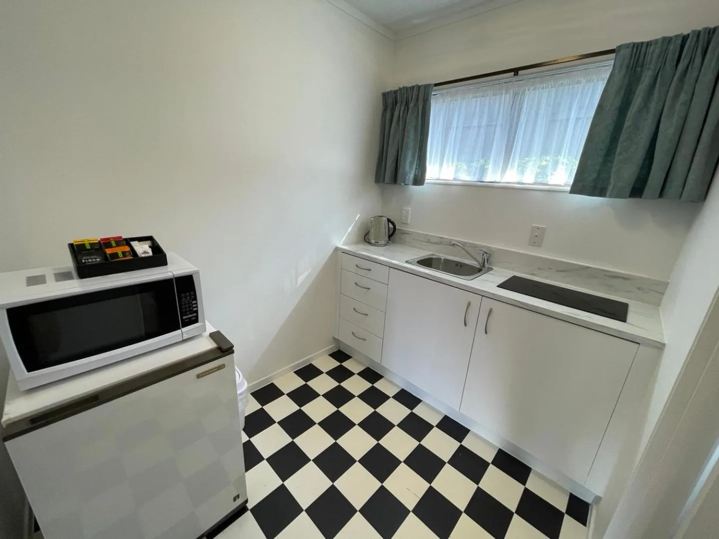 Kitchen or kitchenette in Cherry Court Motor Lodge