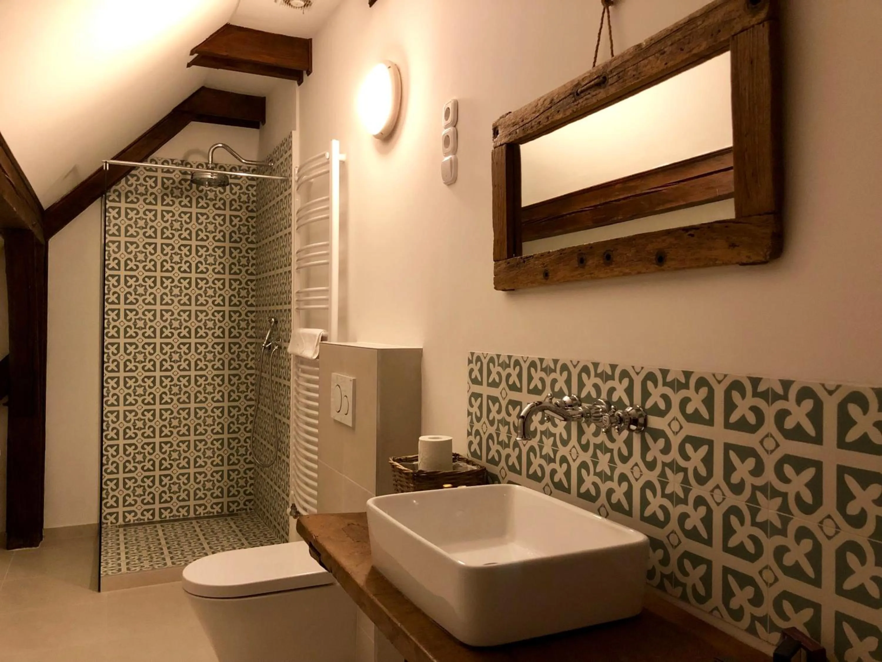 Shower in The Houses of History - anno 1830