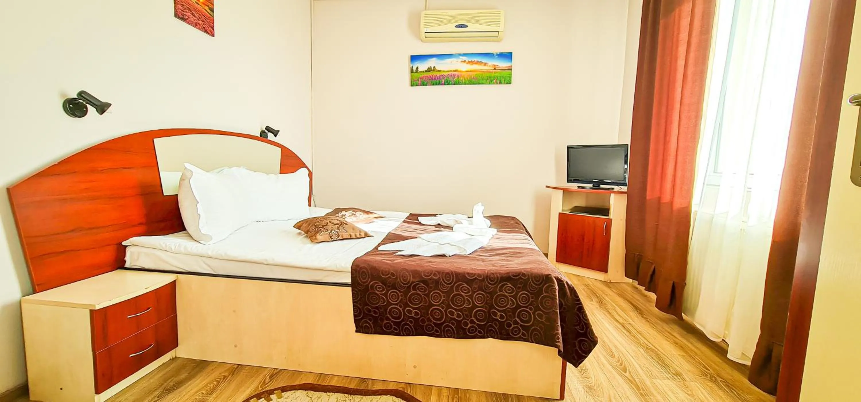 Communal lounge/ TV room, Bed in Vila Europa