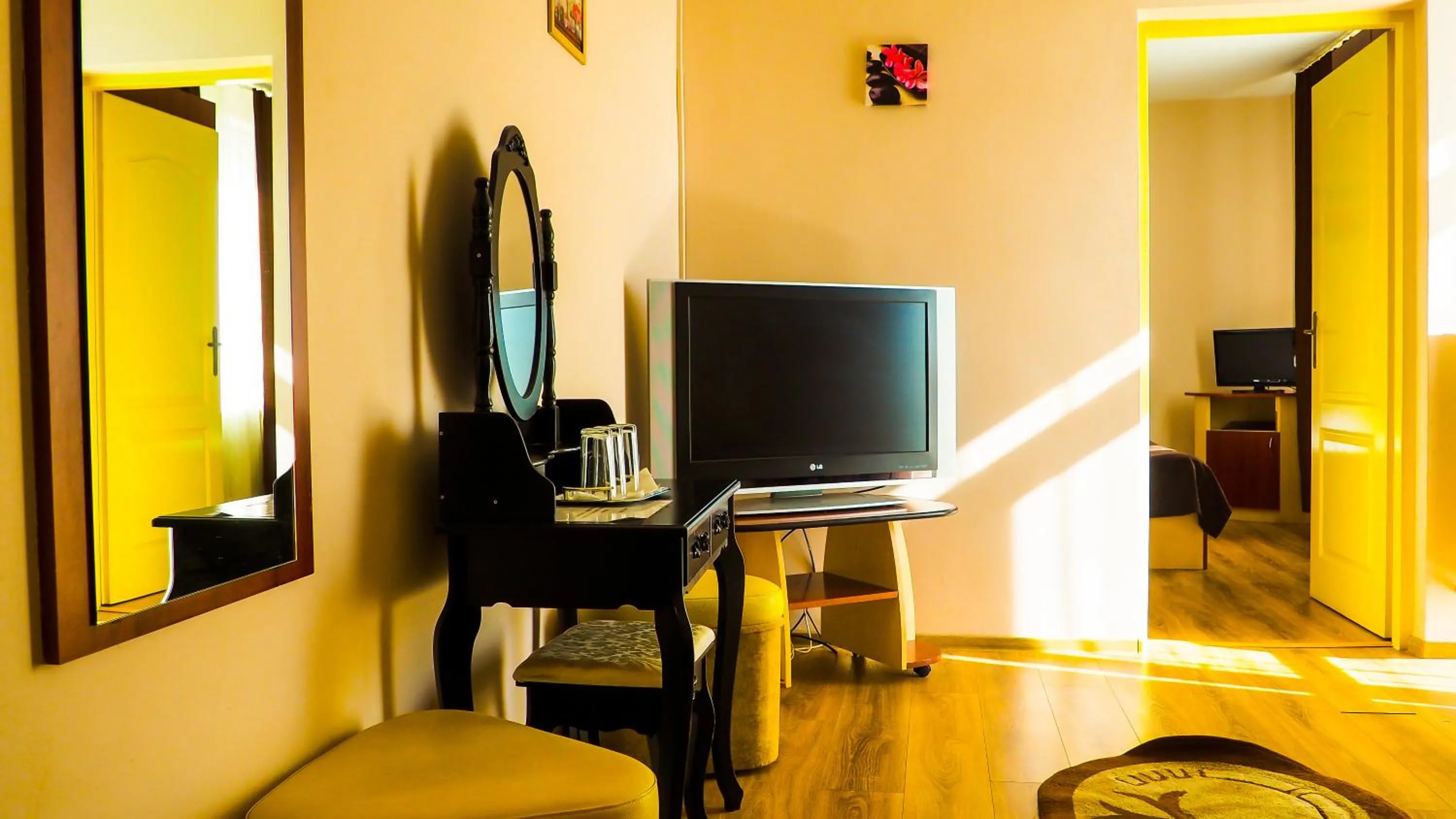 Communal lounge/ TV room in Vila Europa