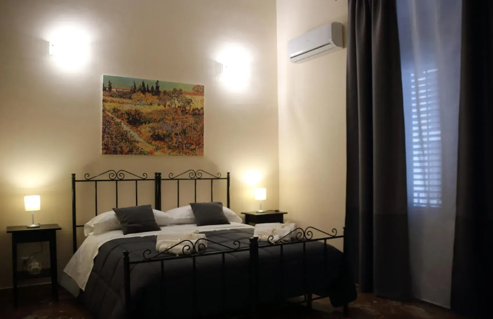 Large Twin Room - single occupancy in Mantegna Rooms Large Twin Room - single occupancy in Mantegna Rooms