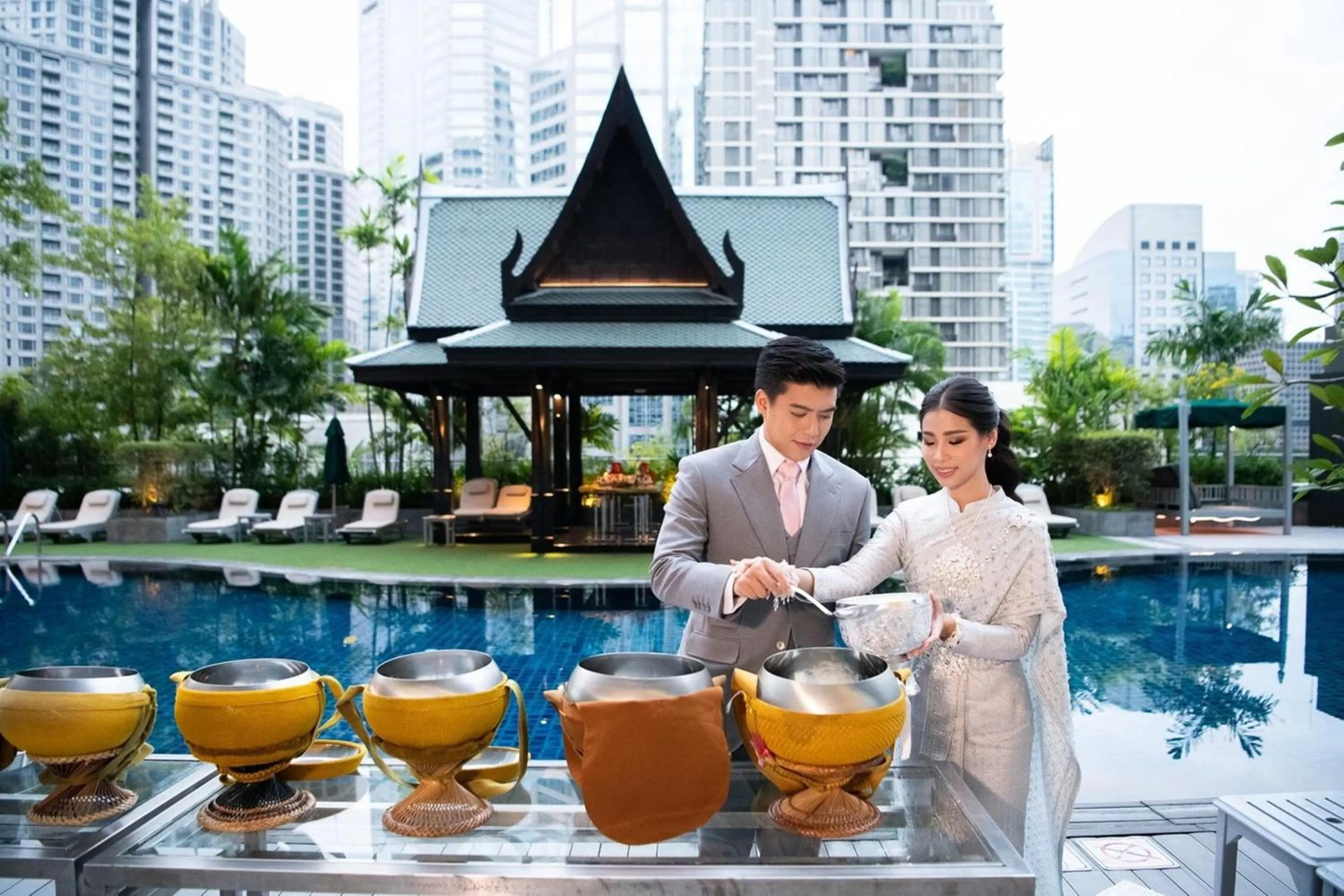 Lounge or bar in The Athenee Hotel, a Luxury Collection Hotel, Bangkok