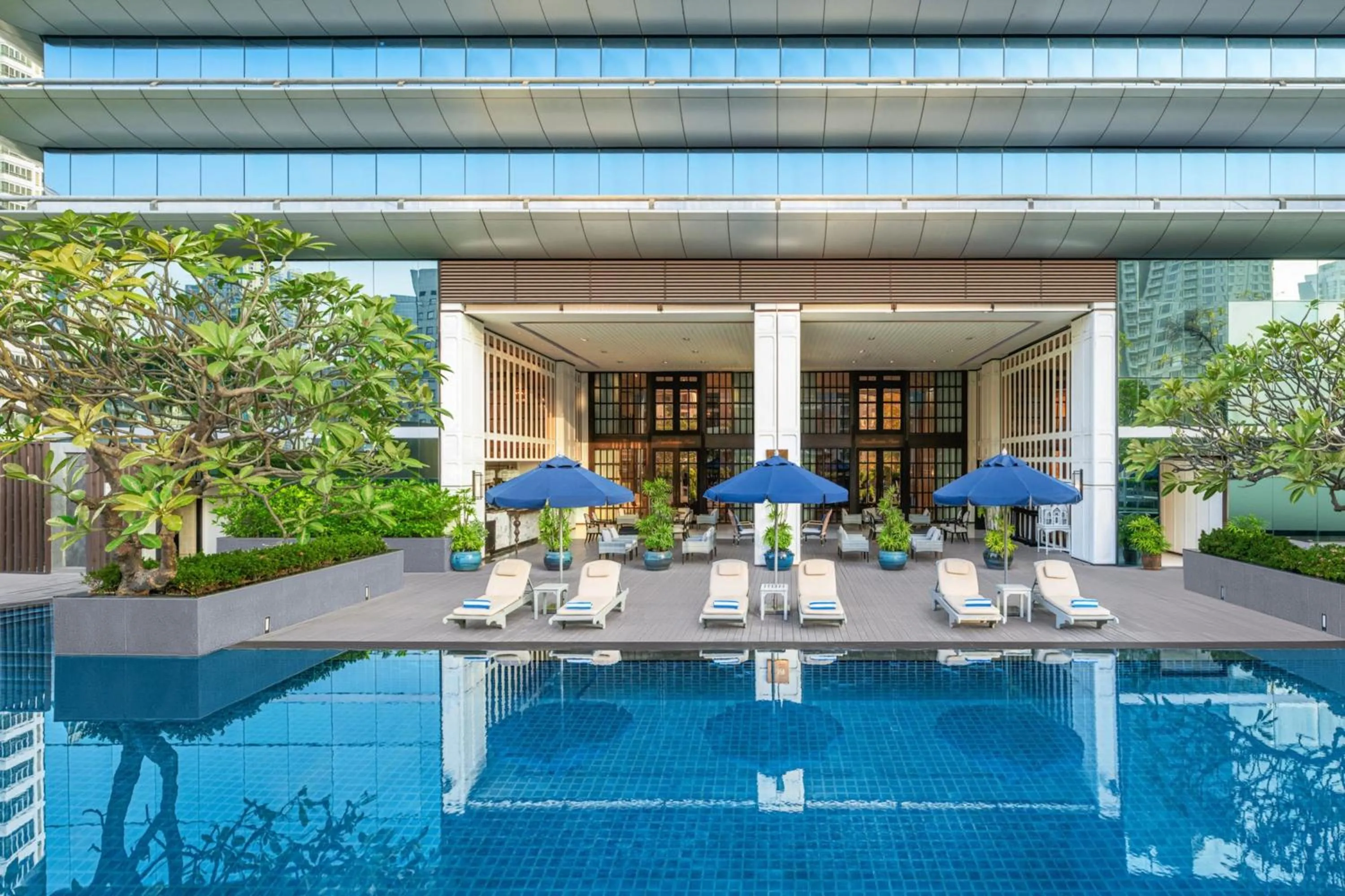 Swimming pool in The Athenee Hotel, a Luxury Collection Hotel, Bangkok