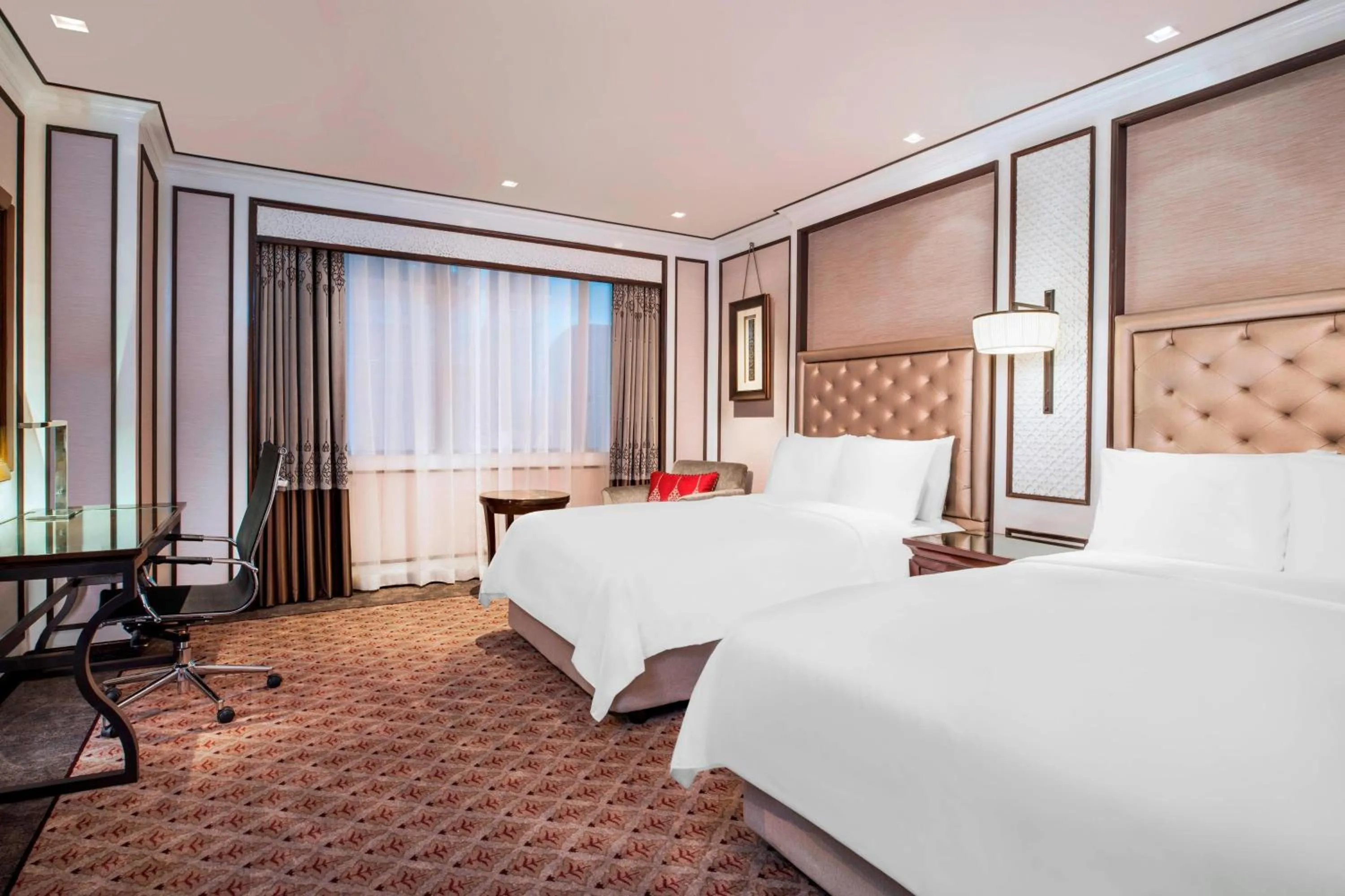 Photo of the whole room, Bed in The Athenee Hotel, a Luxury Collection Hotel, Bangkok