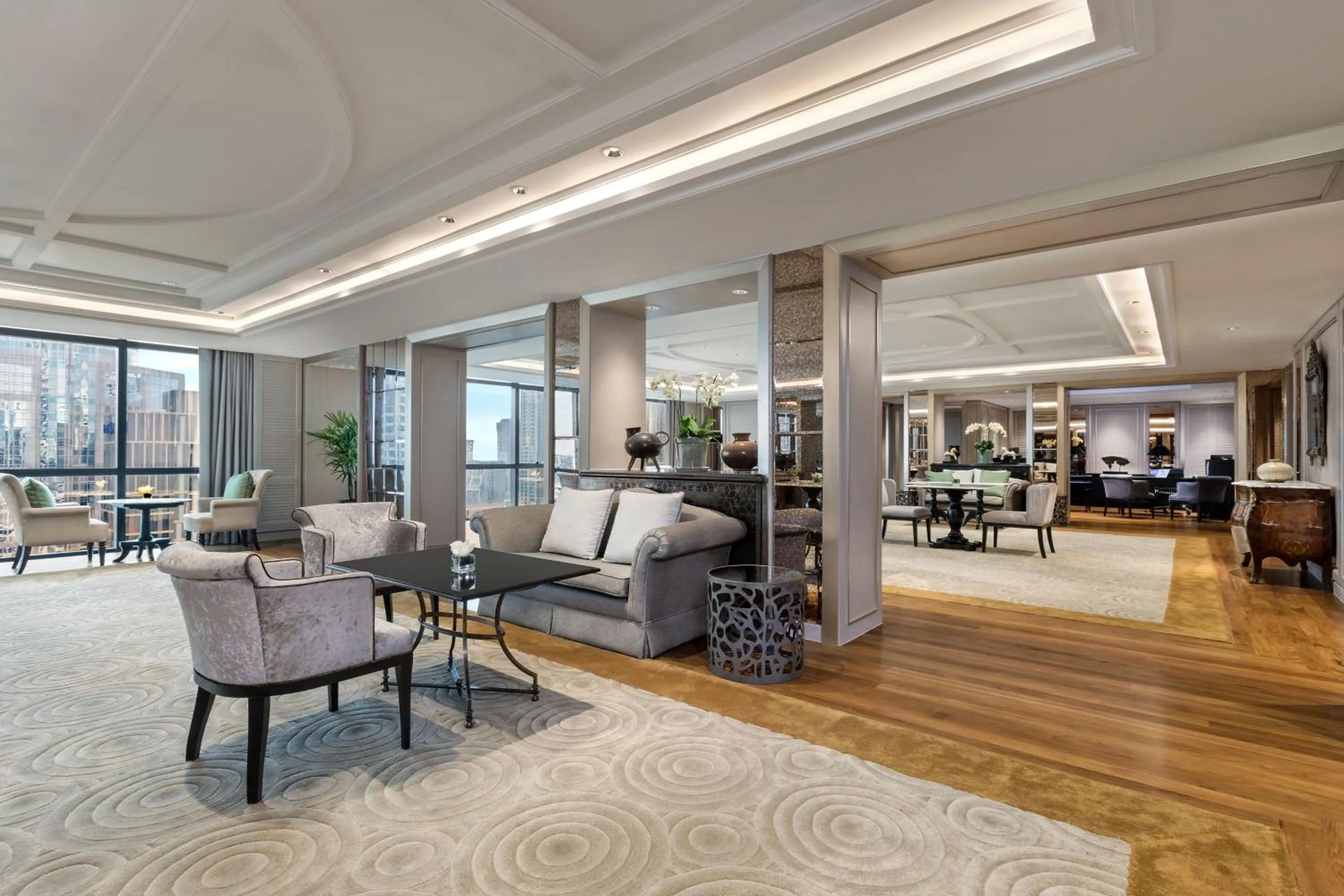 Lounge or bar in The Athenee Hotel, a Luxury Collection Hotel, Bangkok