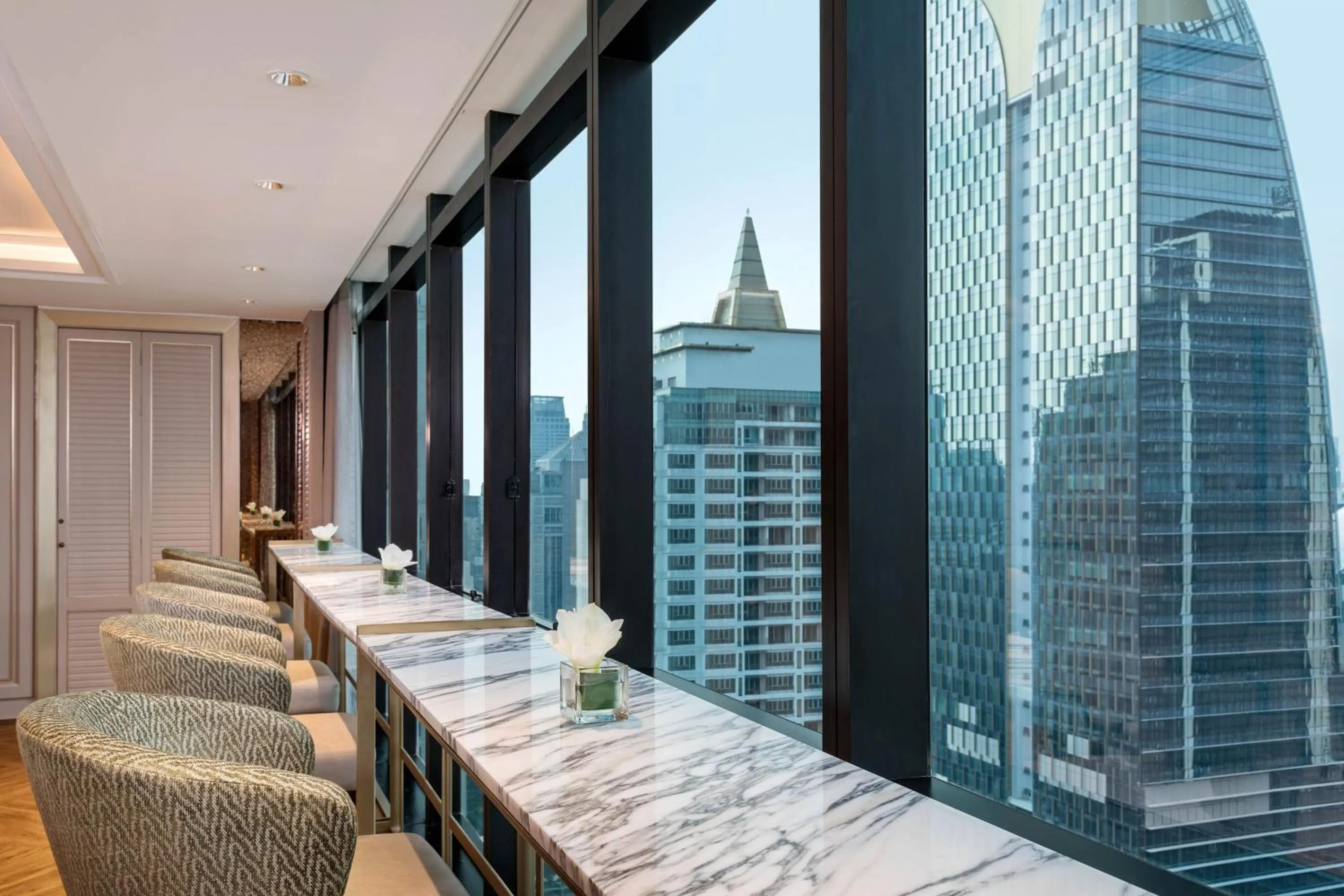 Lounge or bar in The Athenee Hotel, a Luxury Collection Hotel, Bangkok