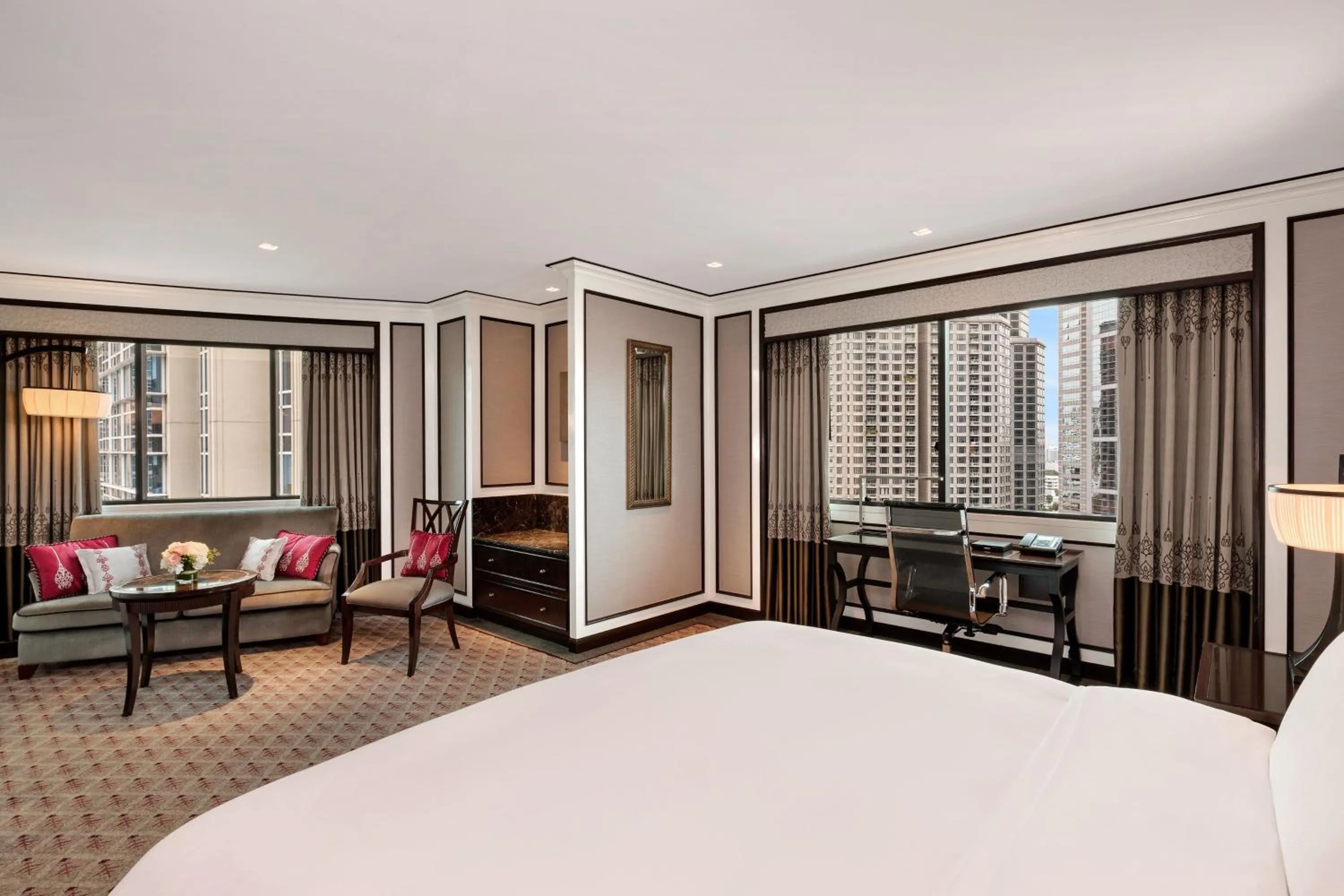 Photo of the whole room, Bed in The Athenee Hotel, a Luxury Collection Hotel, Bangkok