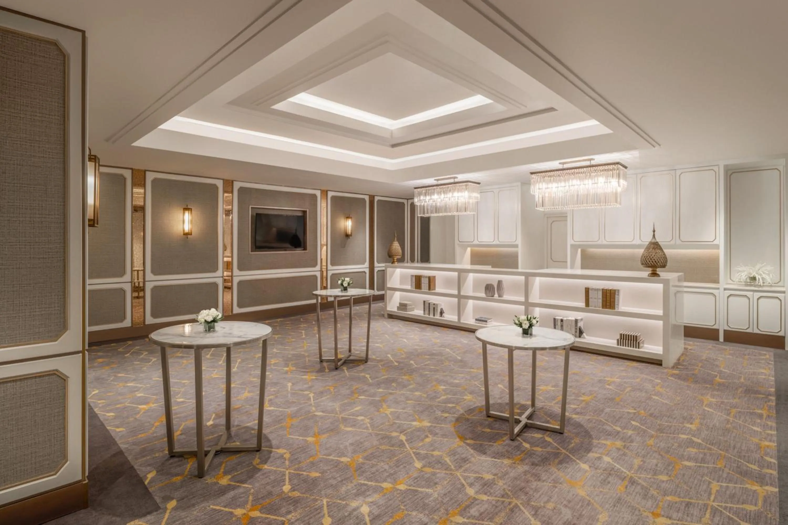 Lounge or bar in The Athenee Hotel, a Luxury Collection Hotel, Bangkok