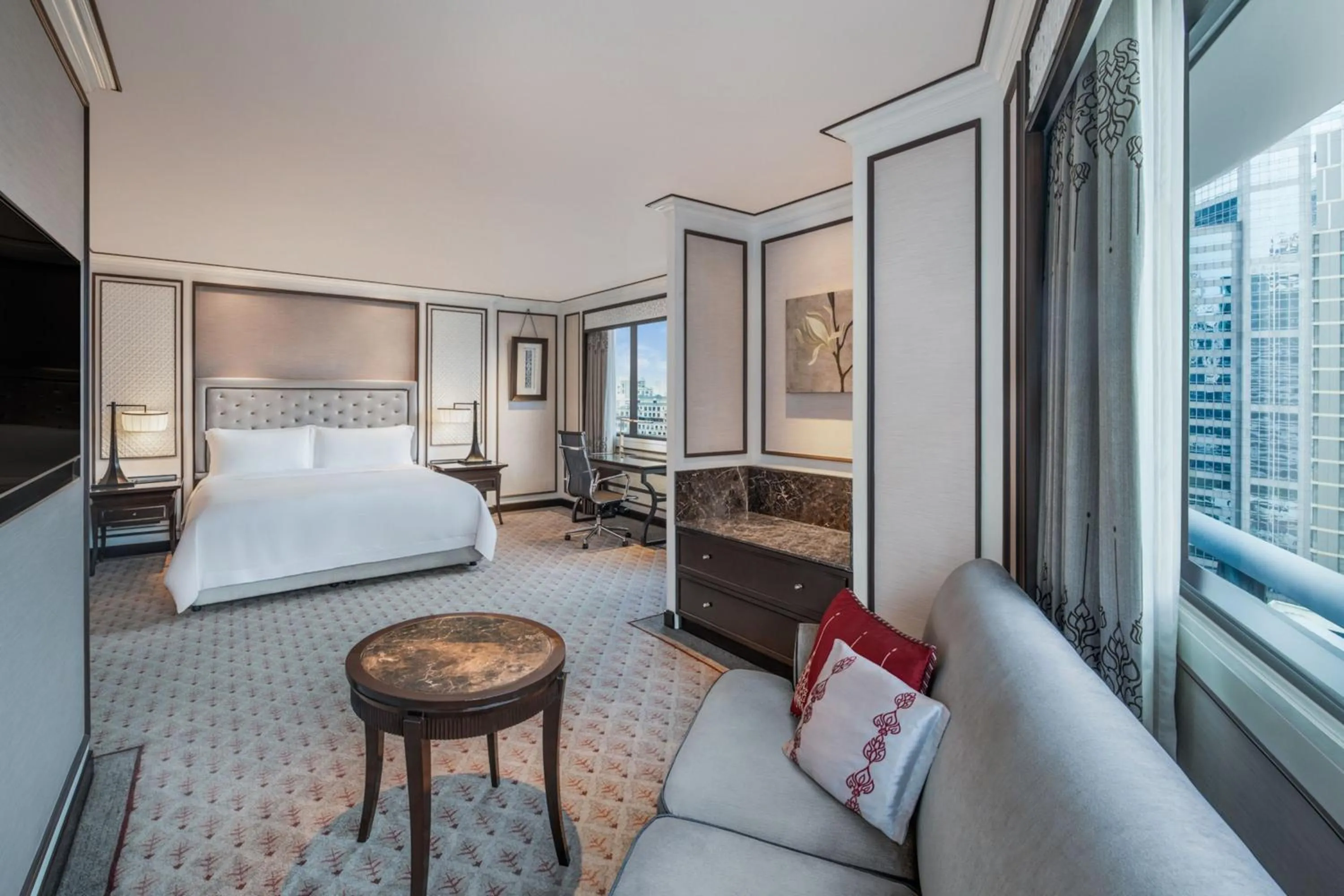 Photo of the whole room, Bed in The Athenee Hotel, a Luxury Collection Hotel, Bangkok