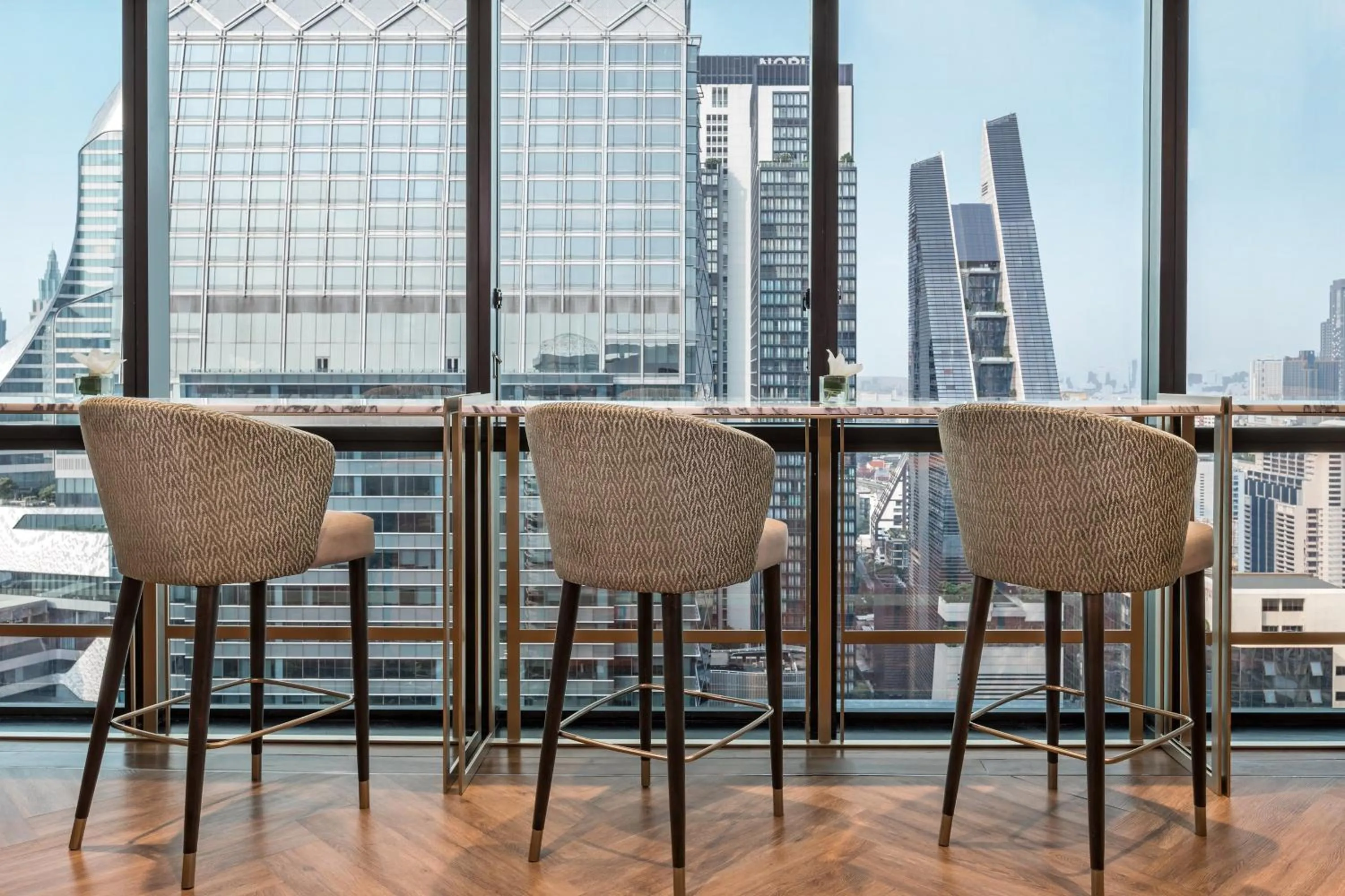 Lounge or bar in The Athenee Hotel, a Luxury Collection Hotel, Bangkok