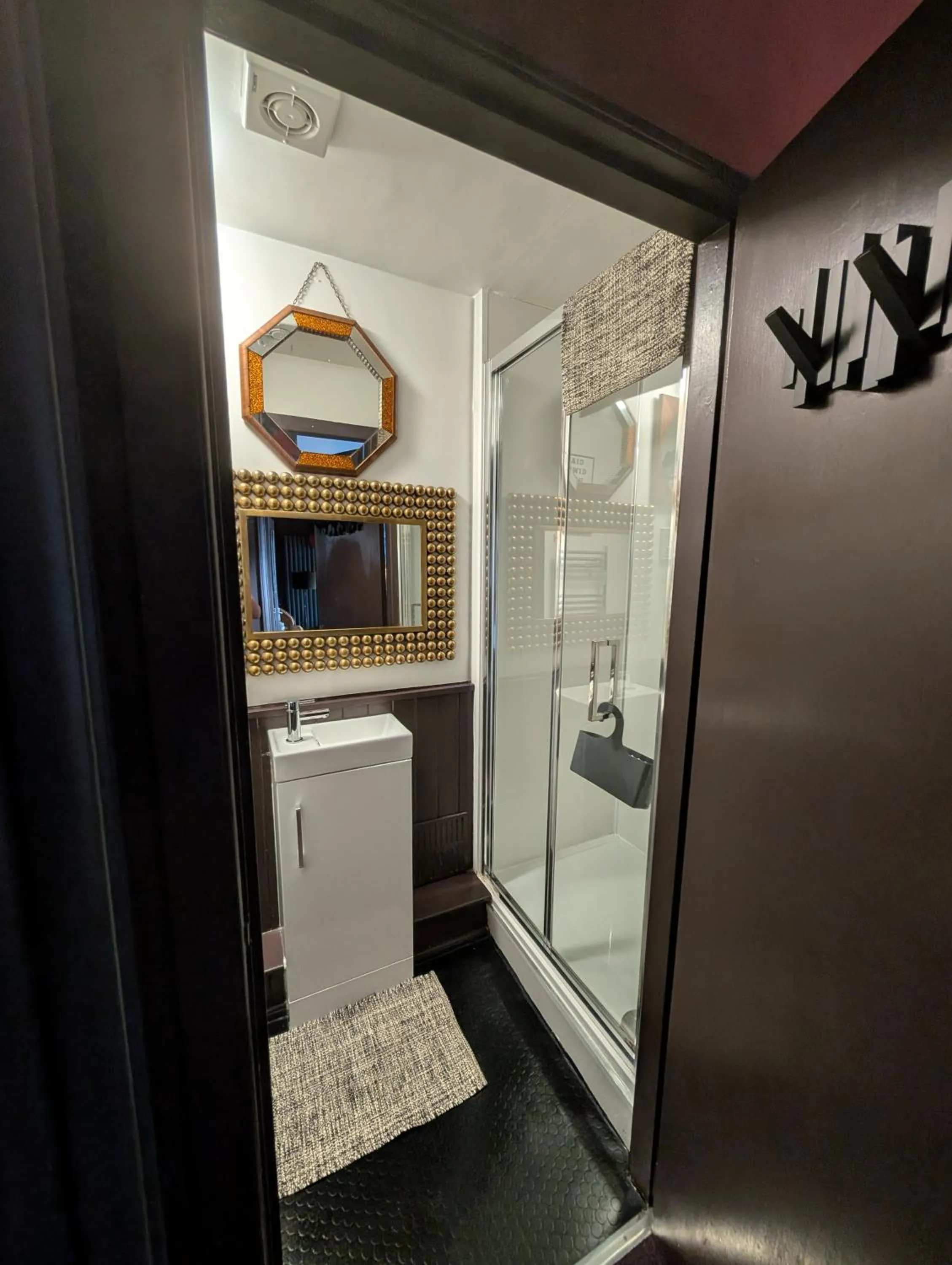 Bathroom in Number 18