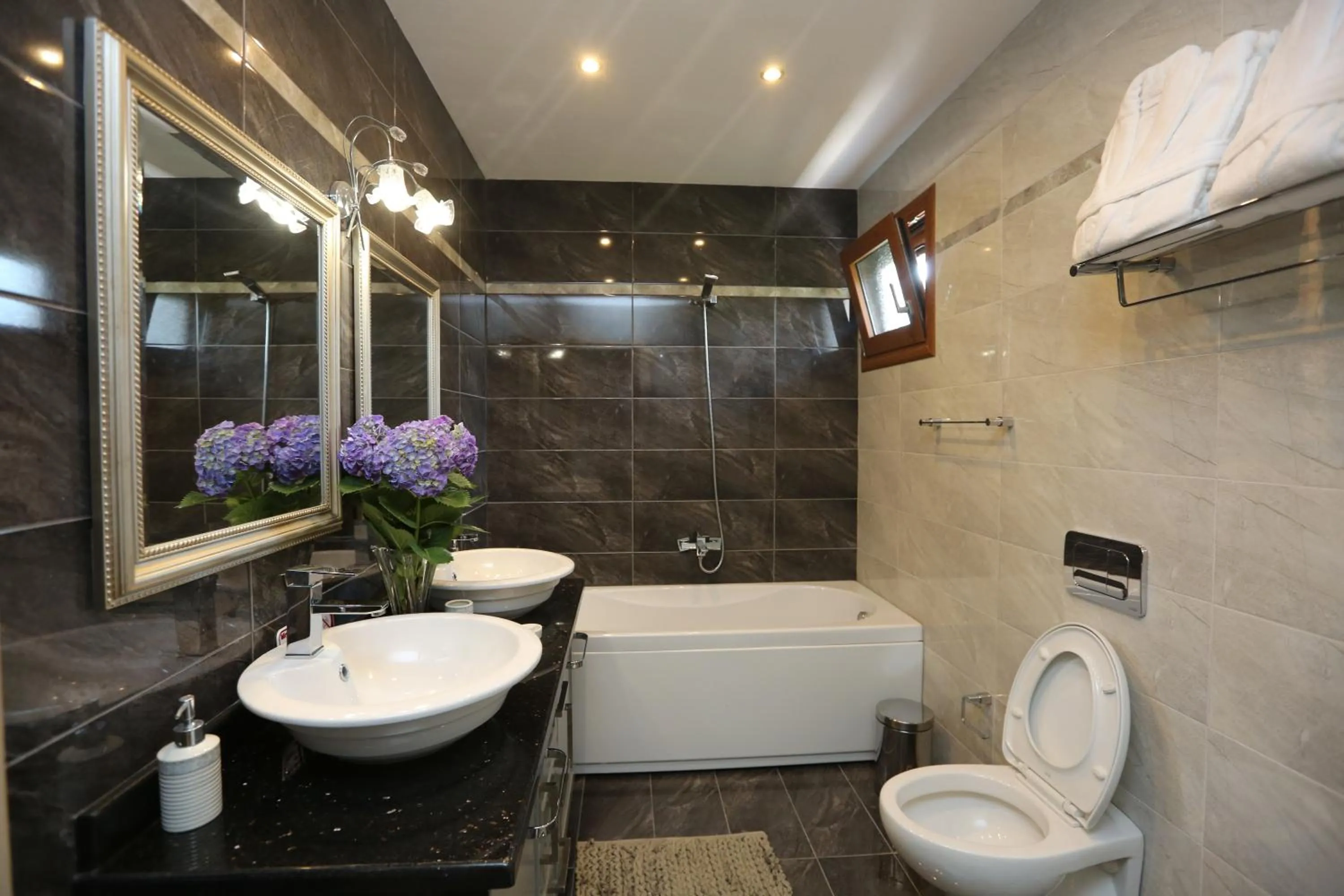 Bathroom in Skiathos Argento