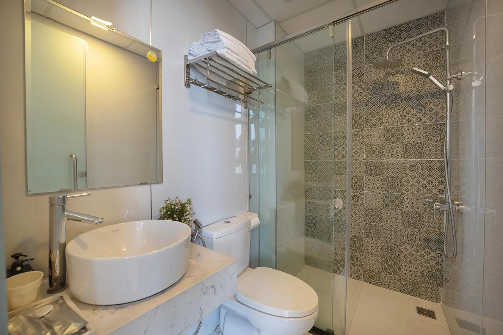 Toilet in Stop and Go Boutique Homestay Hue